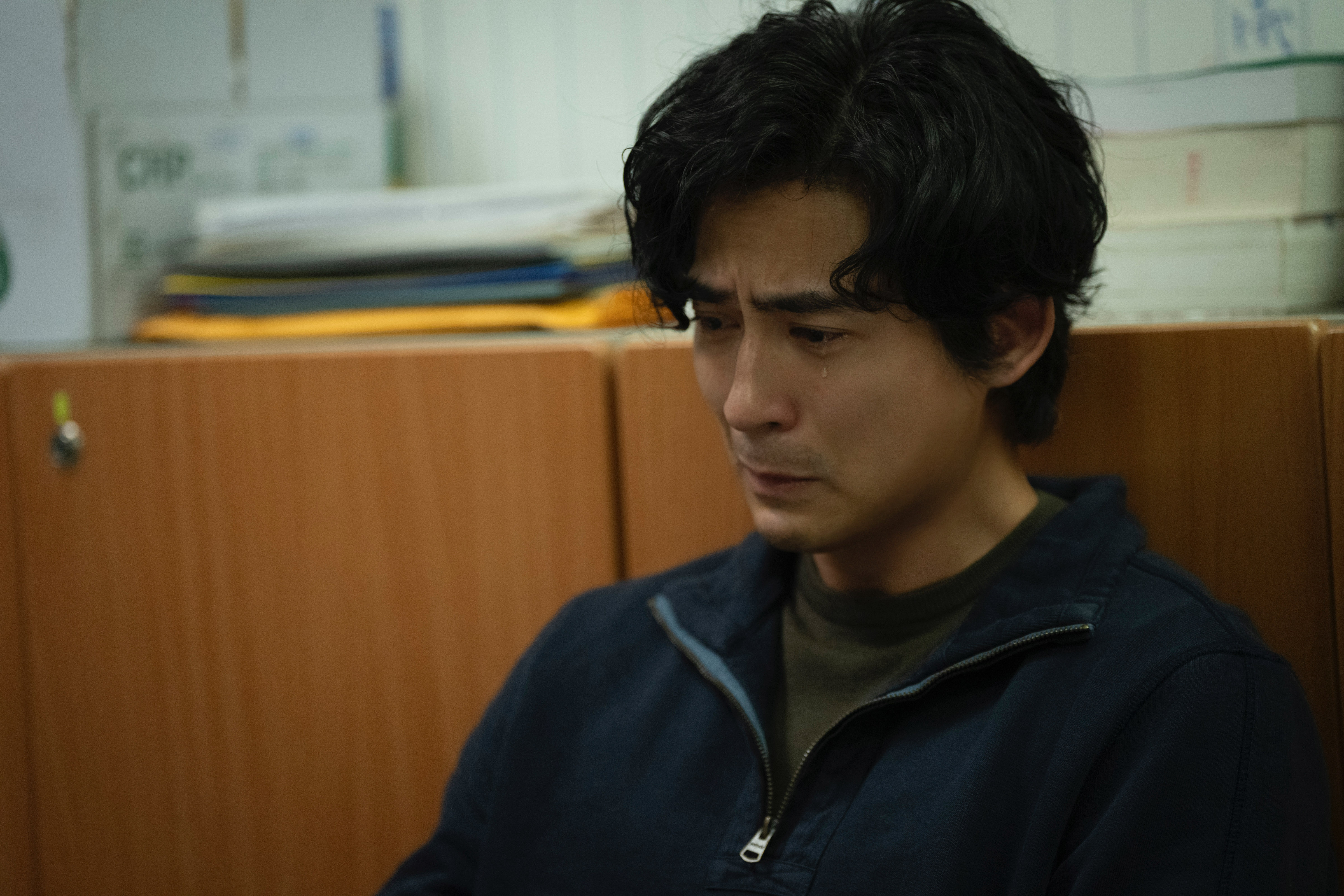 周渝民演出醫師自己卻難以療癒自己。（CATCHPLAY提供）