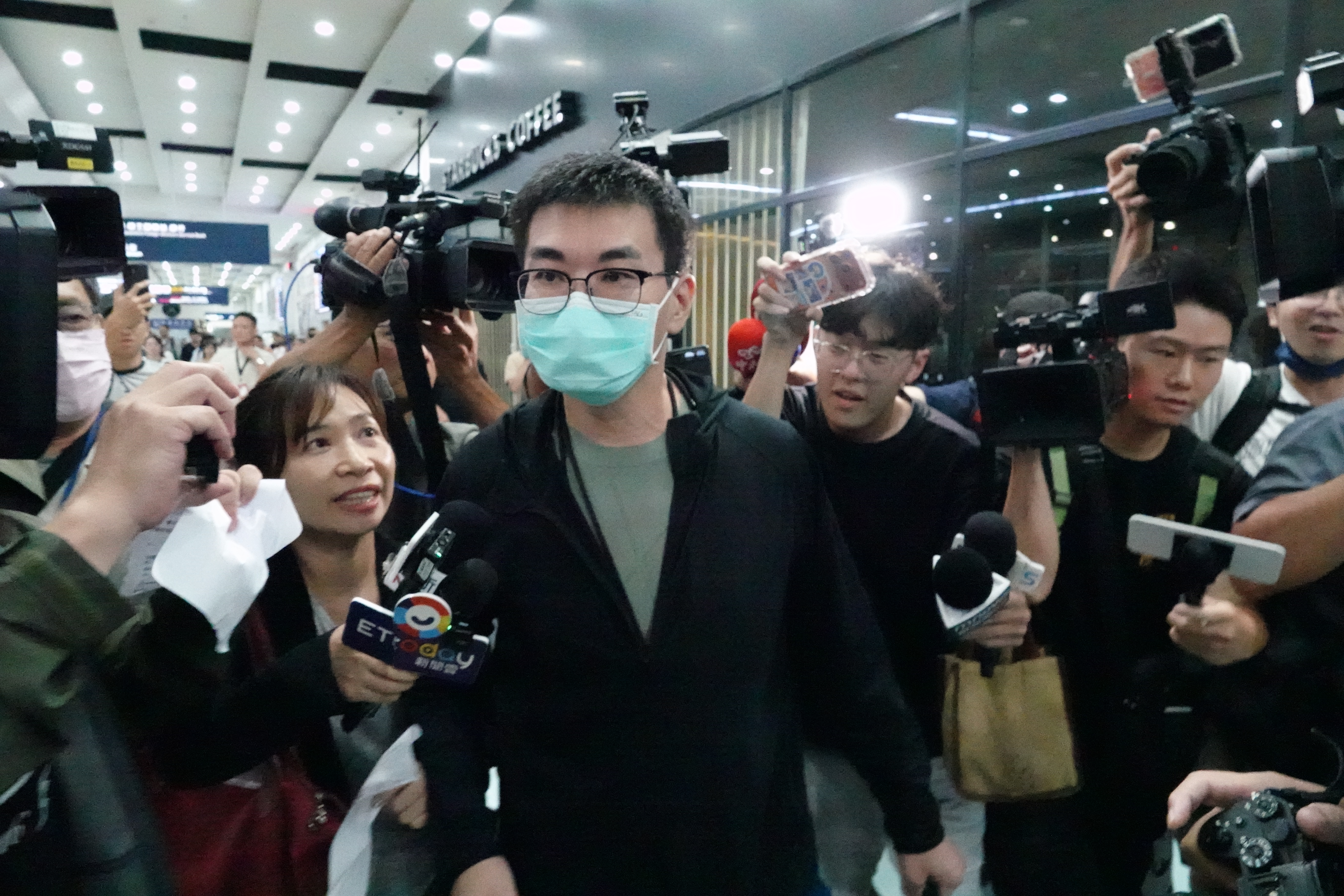 針對陳幸妤與趙建銘的離婚風波,兩性專家欣西亞於稍早發表評論,對比陳幸妤頻繁受訪吐露心聲,趙建銘自越南返台卻僅比出「噓」的手勢並拋出離婚協議書條款,欣西亞直言此舉展現出強烈反差與冷漠。