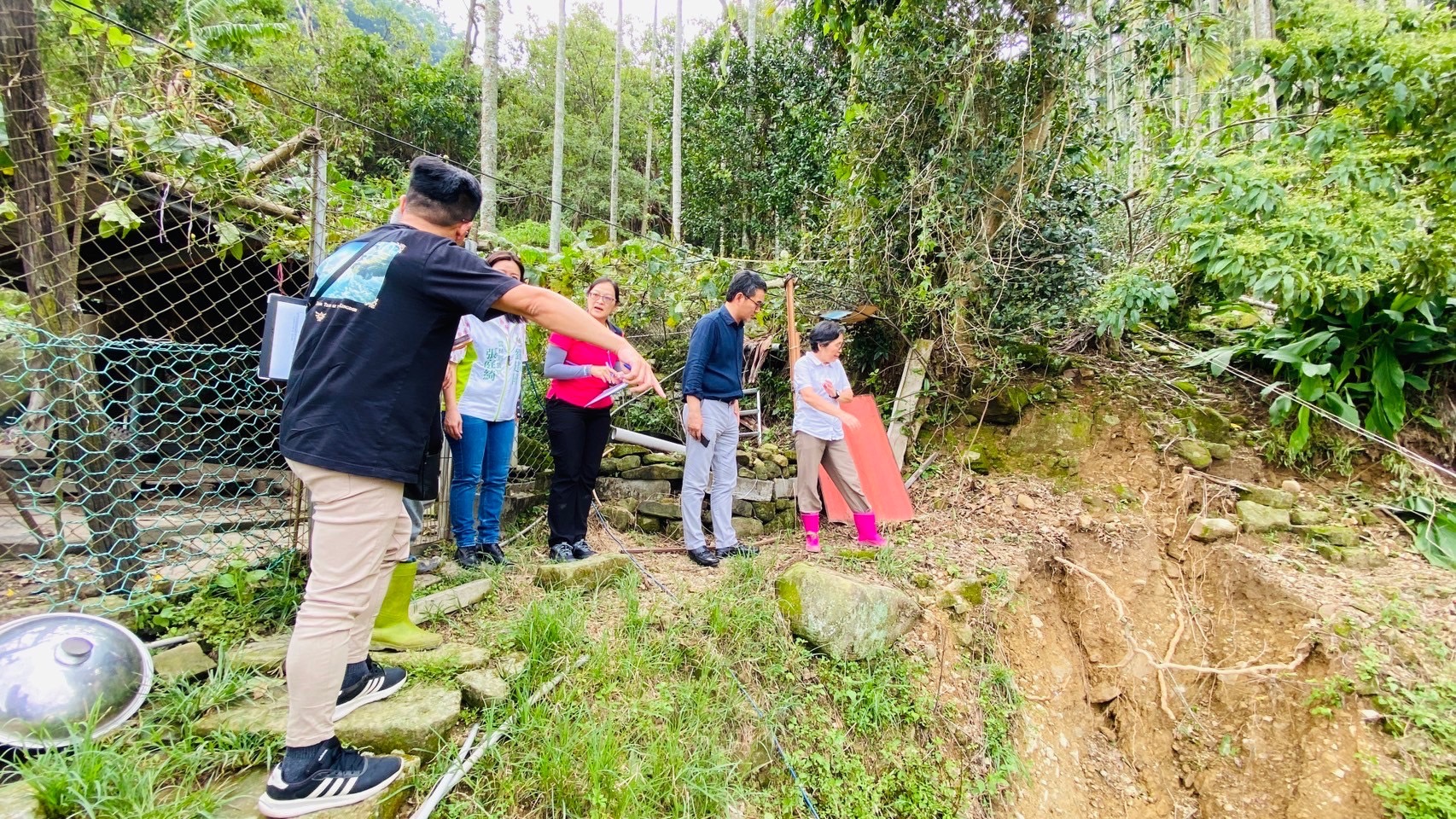 劉建國邀請台電雲林區處等相關單位到當地視察，督促加緊腳步恢復民眾正常生活。（劉建國辦公室提供）