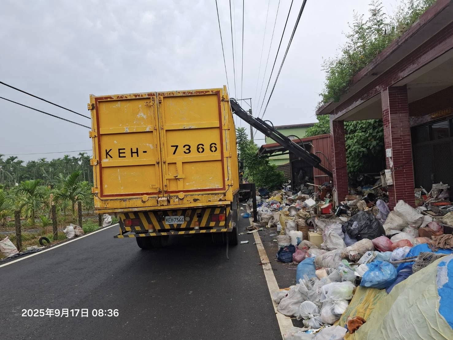 屏東內埔鄉一處民宅變成「米奇屋」，鄉公所出動11人清出13.8噸垃圾。（翻攝鍾慶鎮臉書）