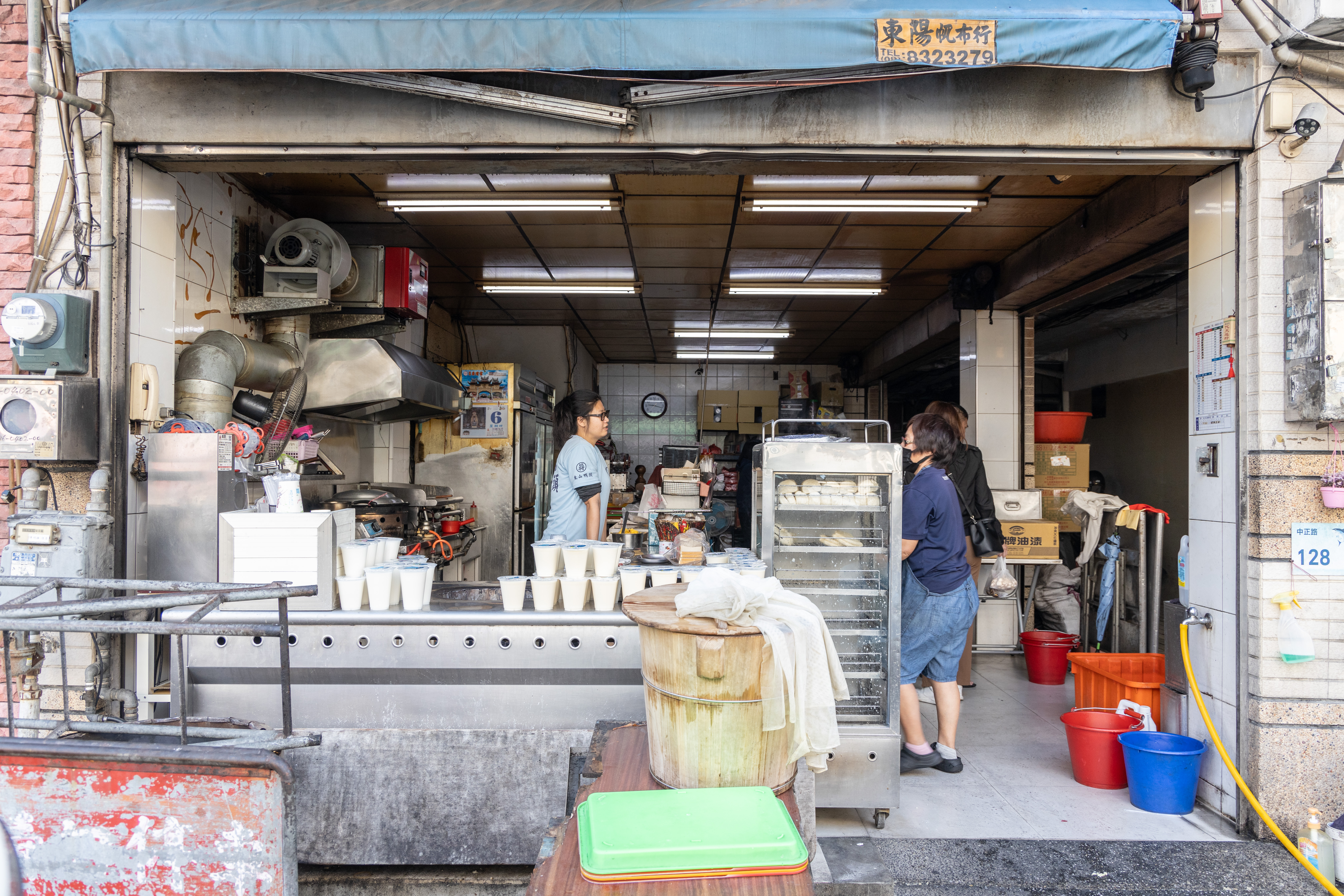 排隊名店「佳吉碳烤饅頭」鄰近屏東東港第二市場，是許多人早餐、宵夜的首選。