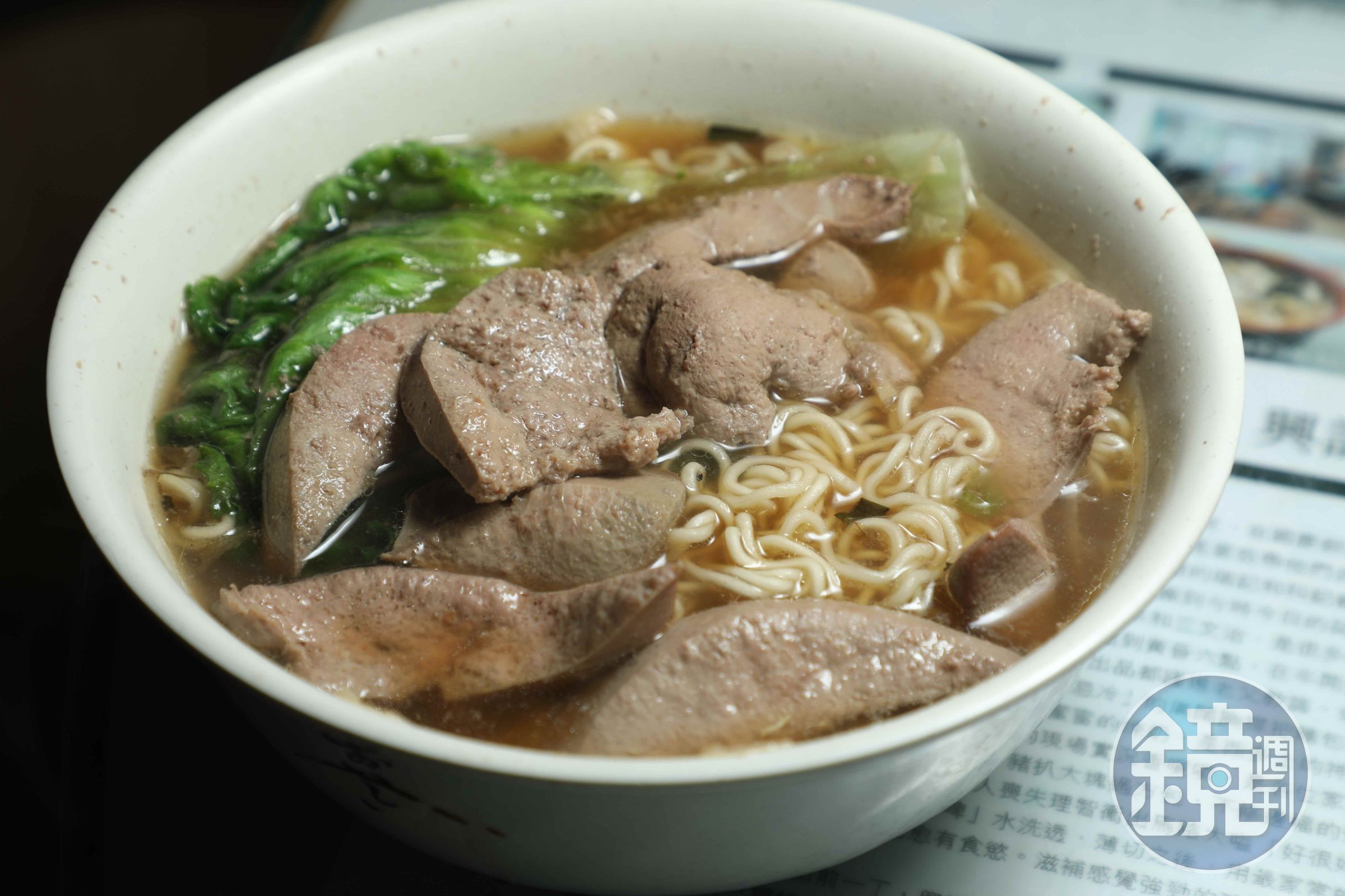 「豬潤麵」以豬肝搭配公仔麵，豬肝厚實嫩滑無腥味，湯頭帶著薑香。（港幣34元／碗，約NT$140）