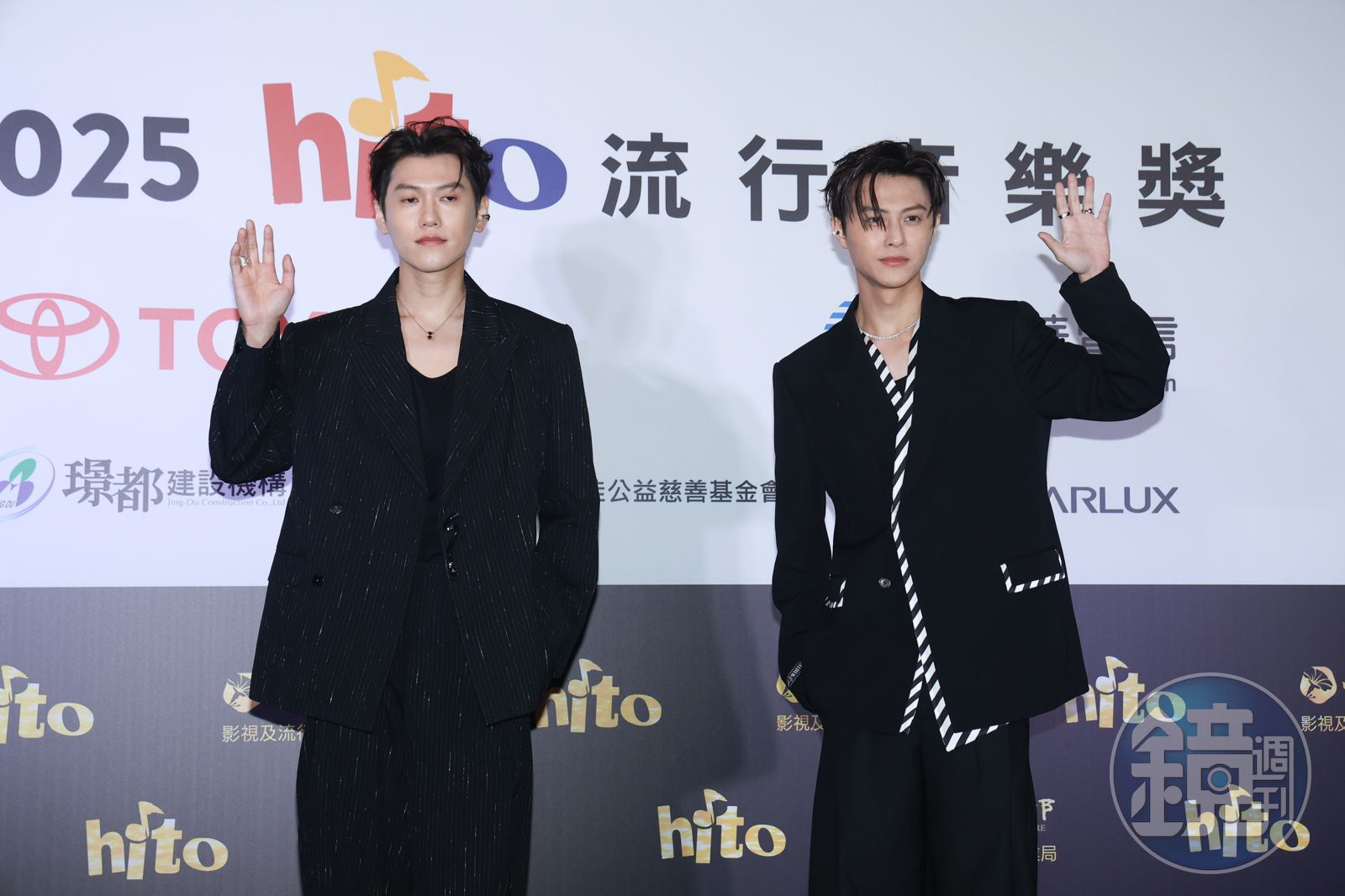 王子邱勝翊與毛弟邱宇辰頒發「hito潛力唱跳團體」獎項。