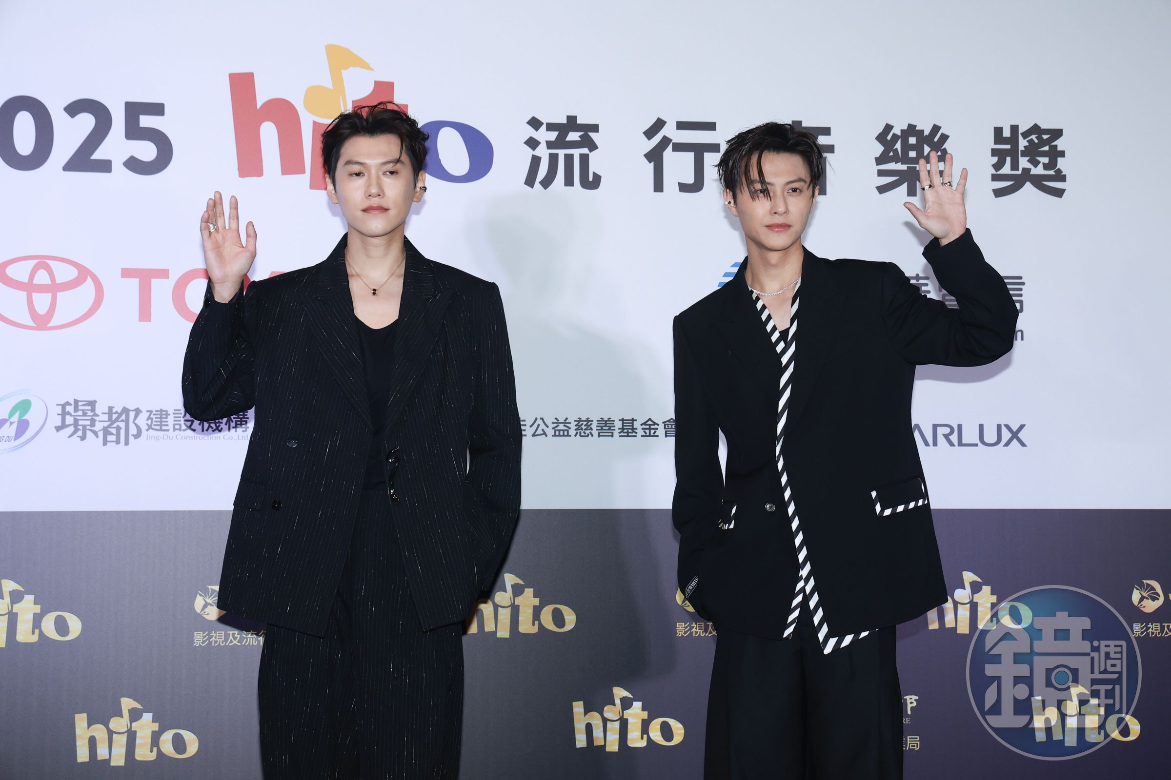 王子邱勝翊與毛弟邱宇辰頒發「hito潛力唱跳團體」獎項。