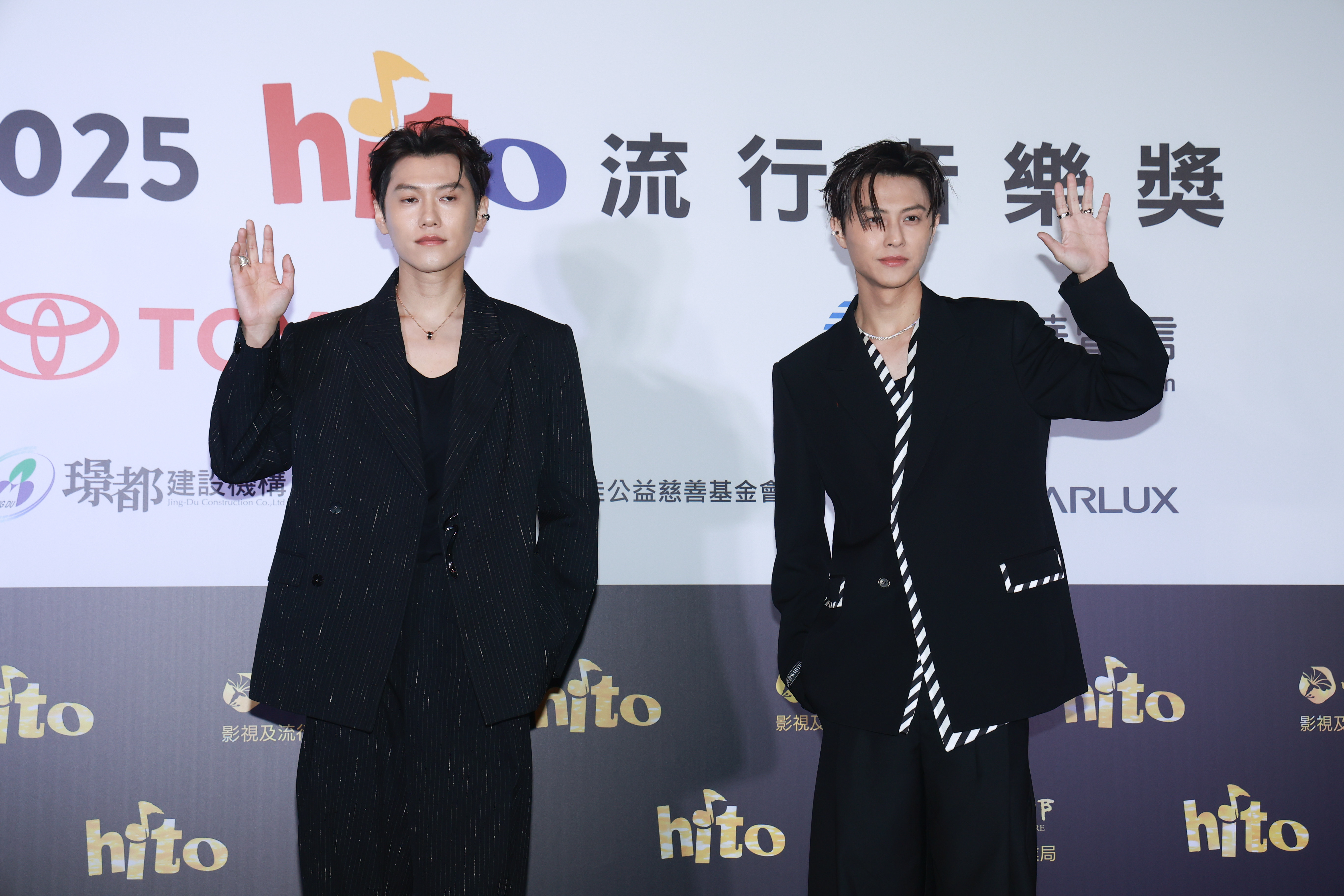 王子邱勝翊與毛弟邱宇辰頒發「hito潛力唱跳團體」獎項。