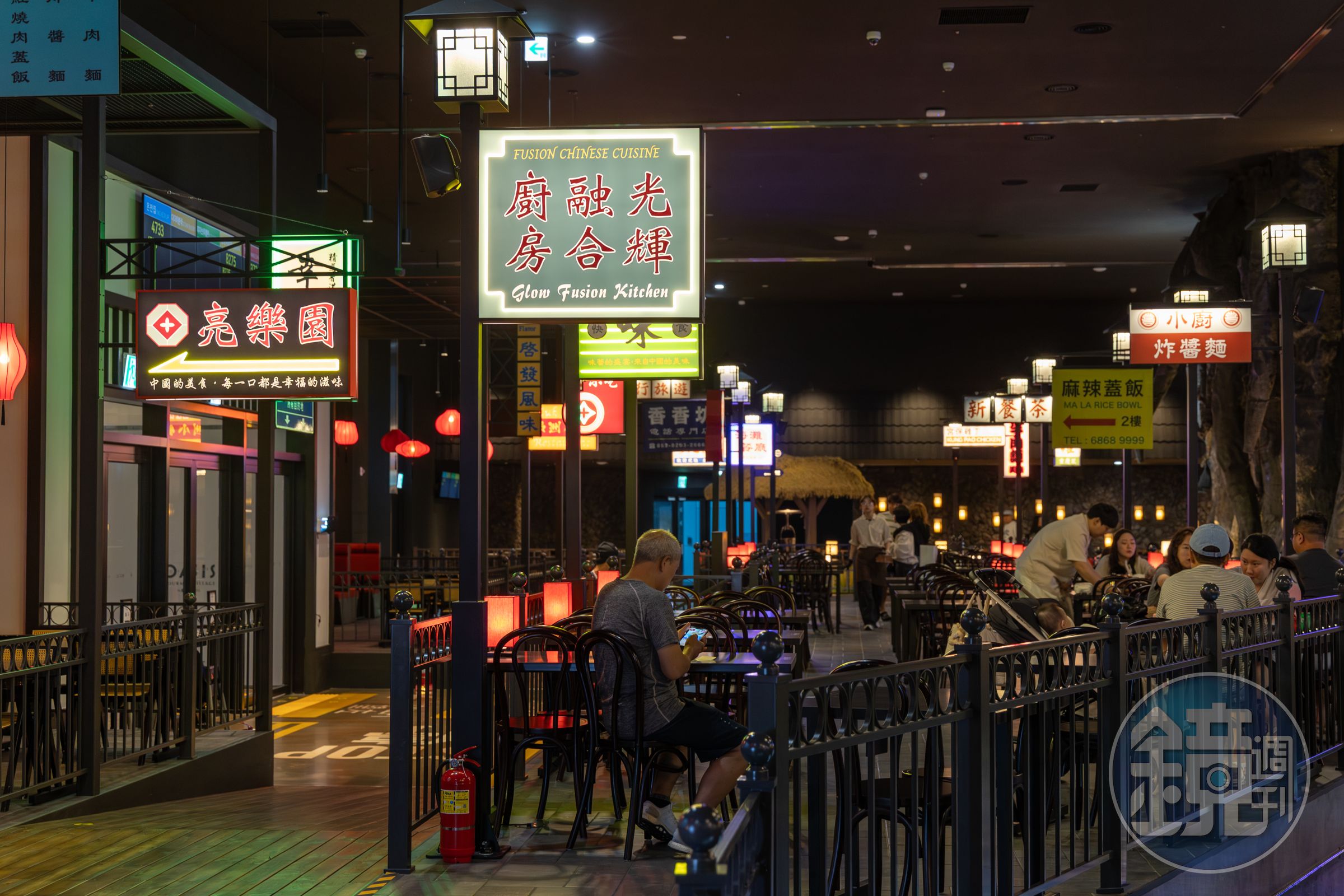 美食街「綠洲美食村」裡有各式各樣異國小吃。
