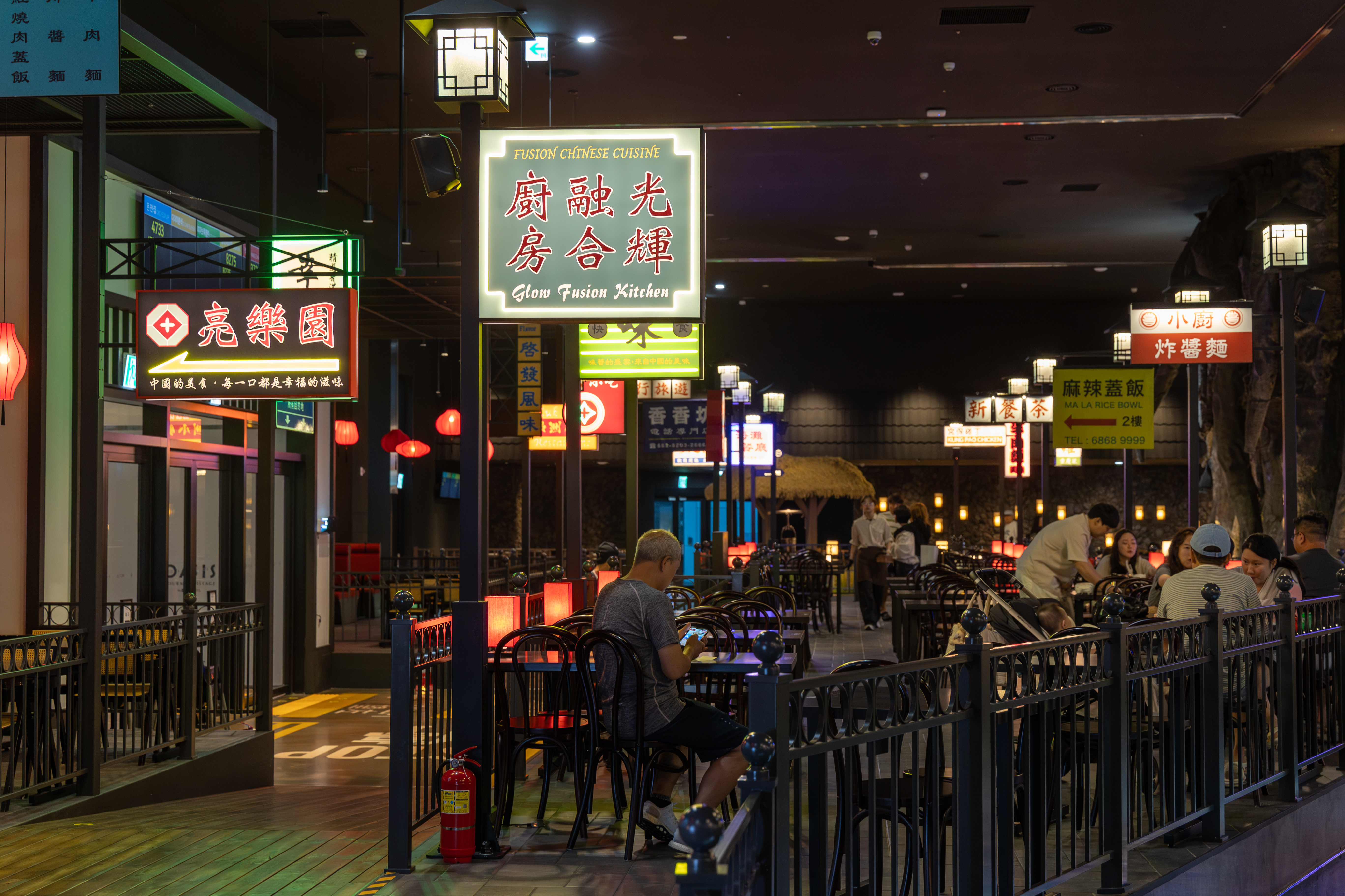 美食街「綠洲美食村」裡有各式各樣異國小吃。