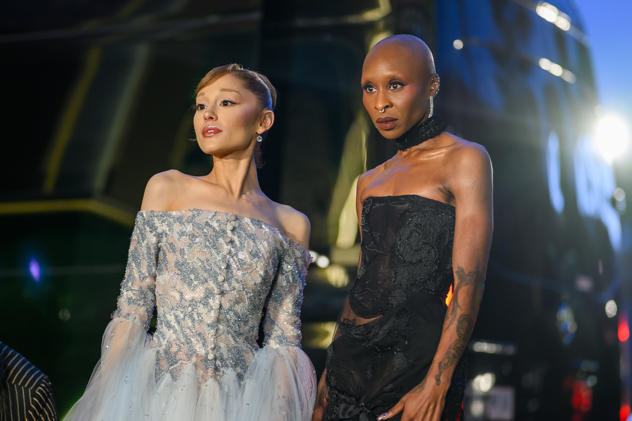 亞莉安娜（左）與辛西婭艾利沃（右）一起出席《魔法壞女巫：第二部》亞太首映。（UIP提供）