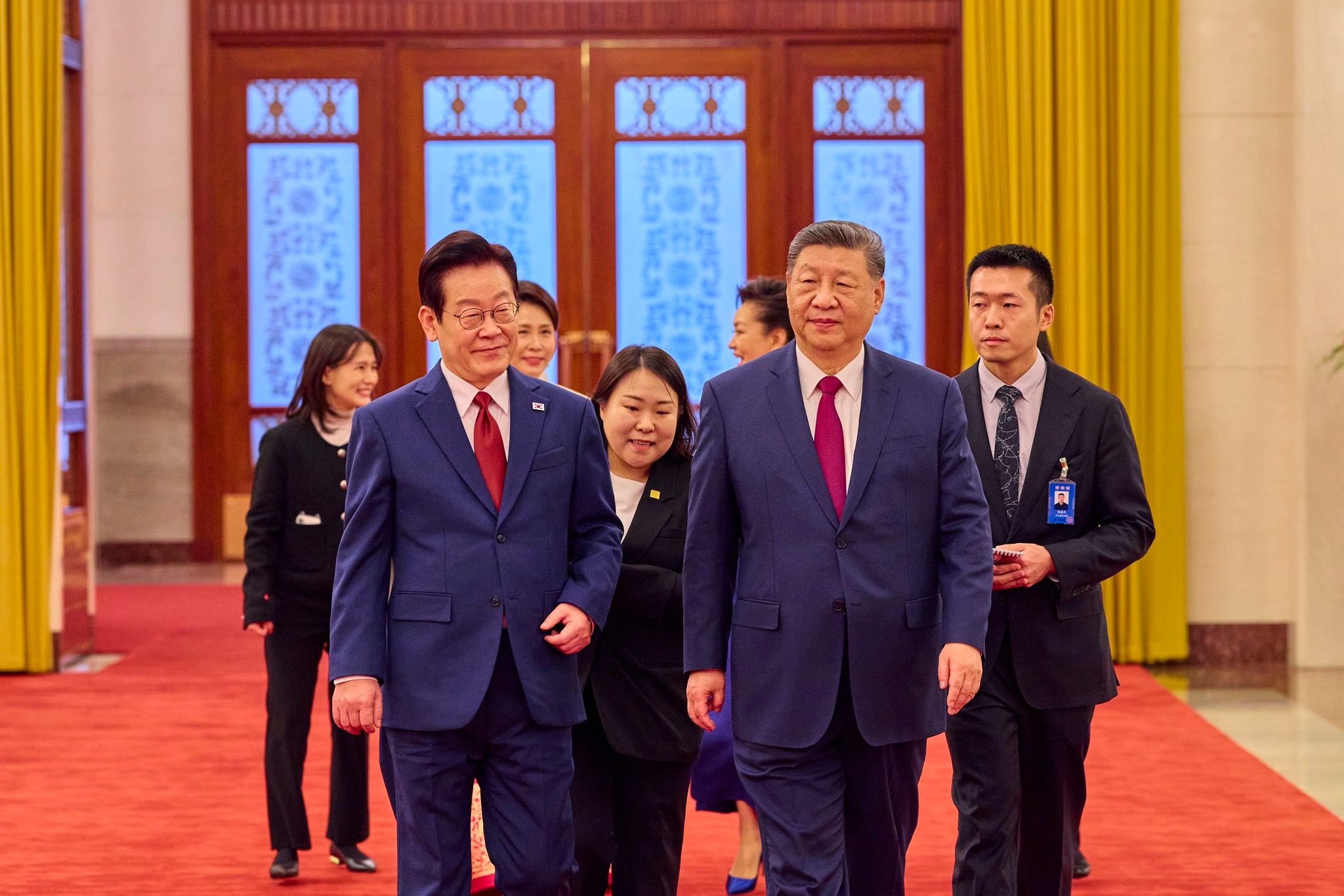 李在明日前訪問中國，才開心與中國家主席習近平熱絡互動。（翻攝自臉書@이재명）