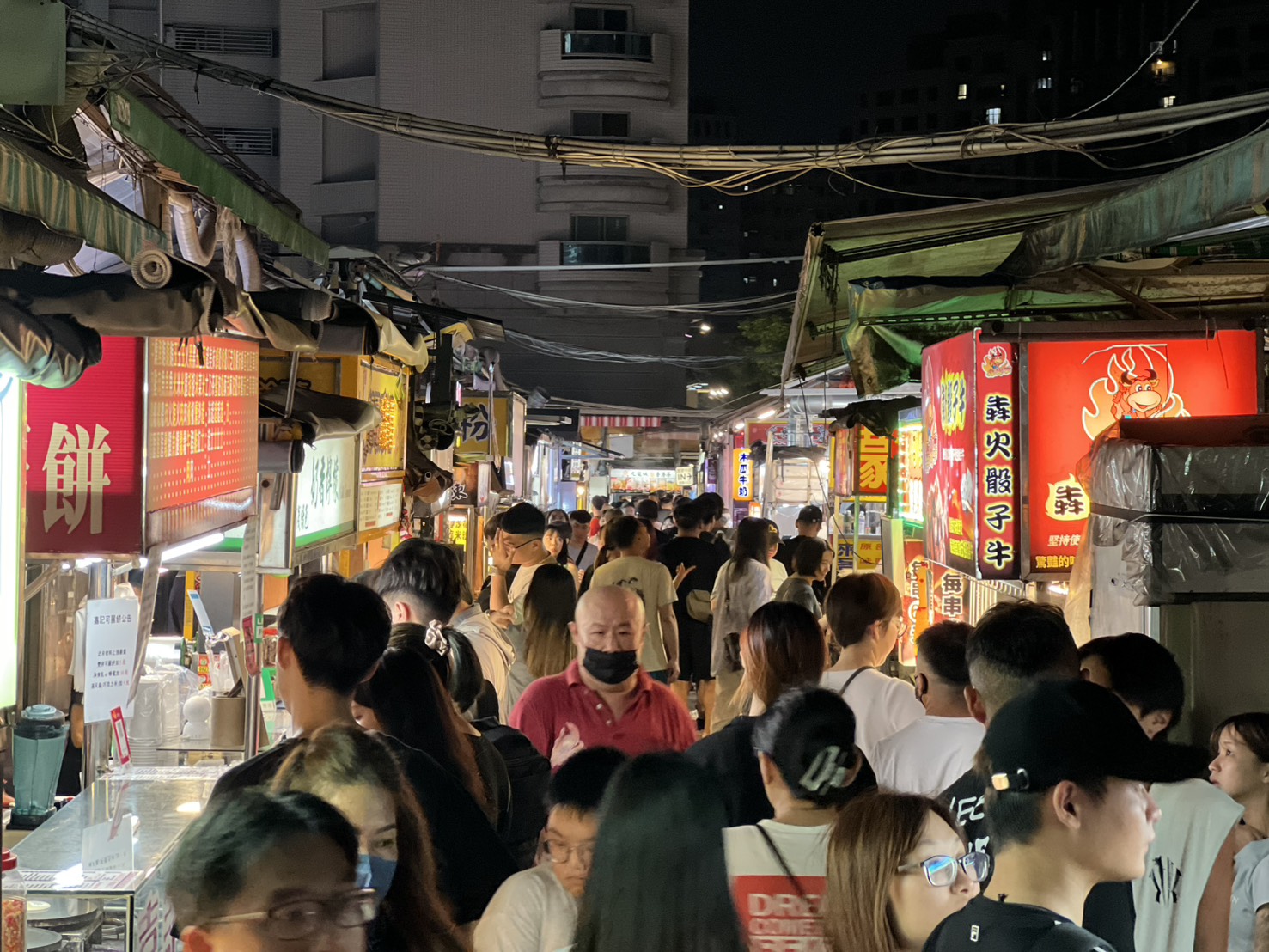 高雄的大小夜市吸引眾多人潮，引爆了驚人的「演唱會經濟學」效益。（高雄市政府提供）
