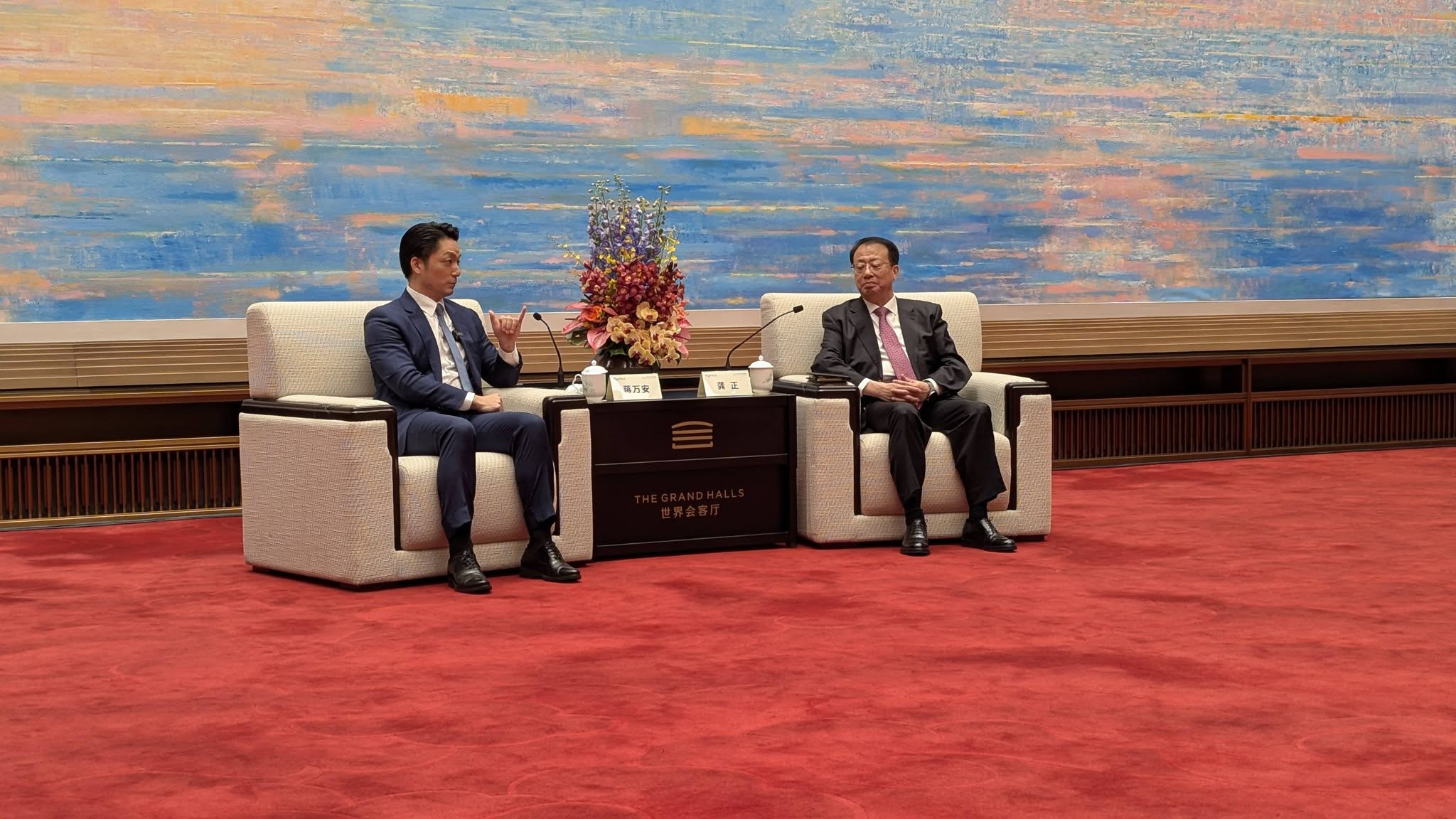 蔣萬安今上午飛抵上海參加雙城論壇，與上海市長龔正見面。（翻攝自曾獻瑩臉書）