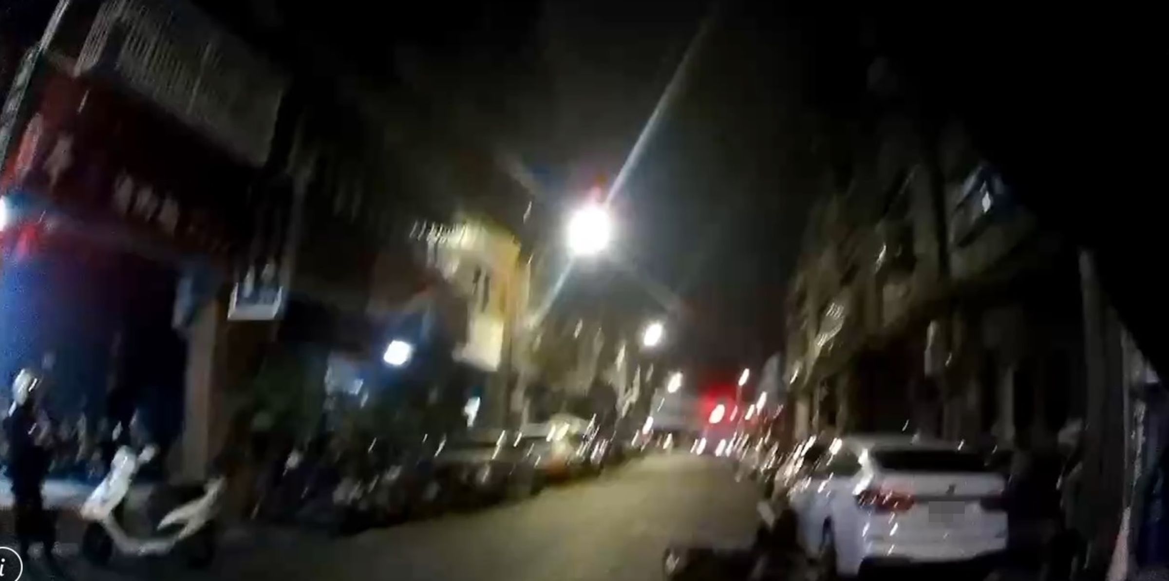 警方到場時，發現高、廖2男倒臥血泊，王男則癱坐在路邊。（翻攝畫面）