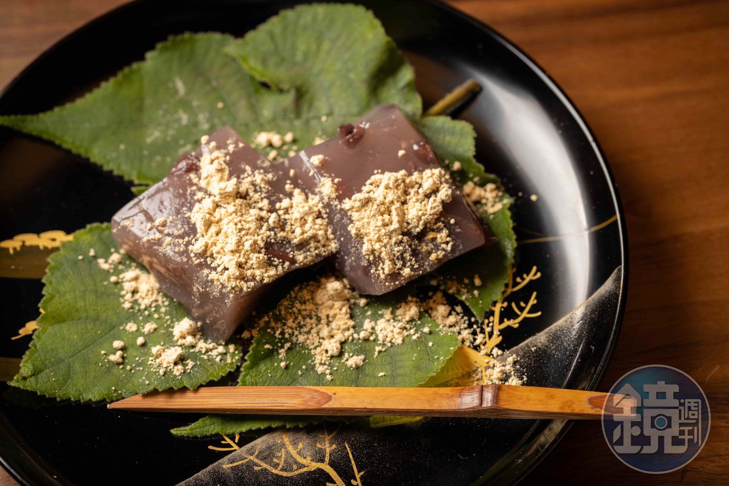 來一份撒上丹波黑豆粉,香氣濃郁彈牙的「紅豆葛餅」,為美好的琥珀無菜單料理劃下句點。