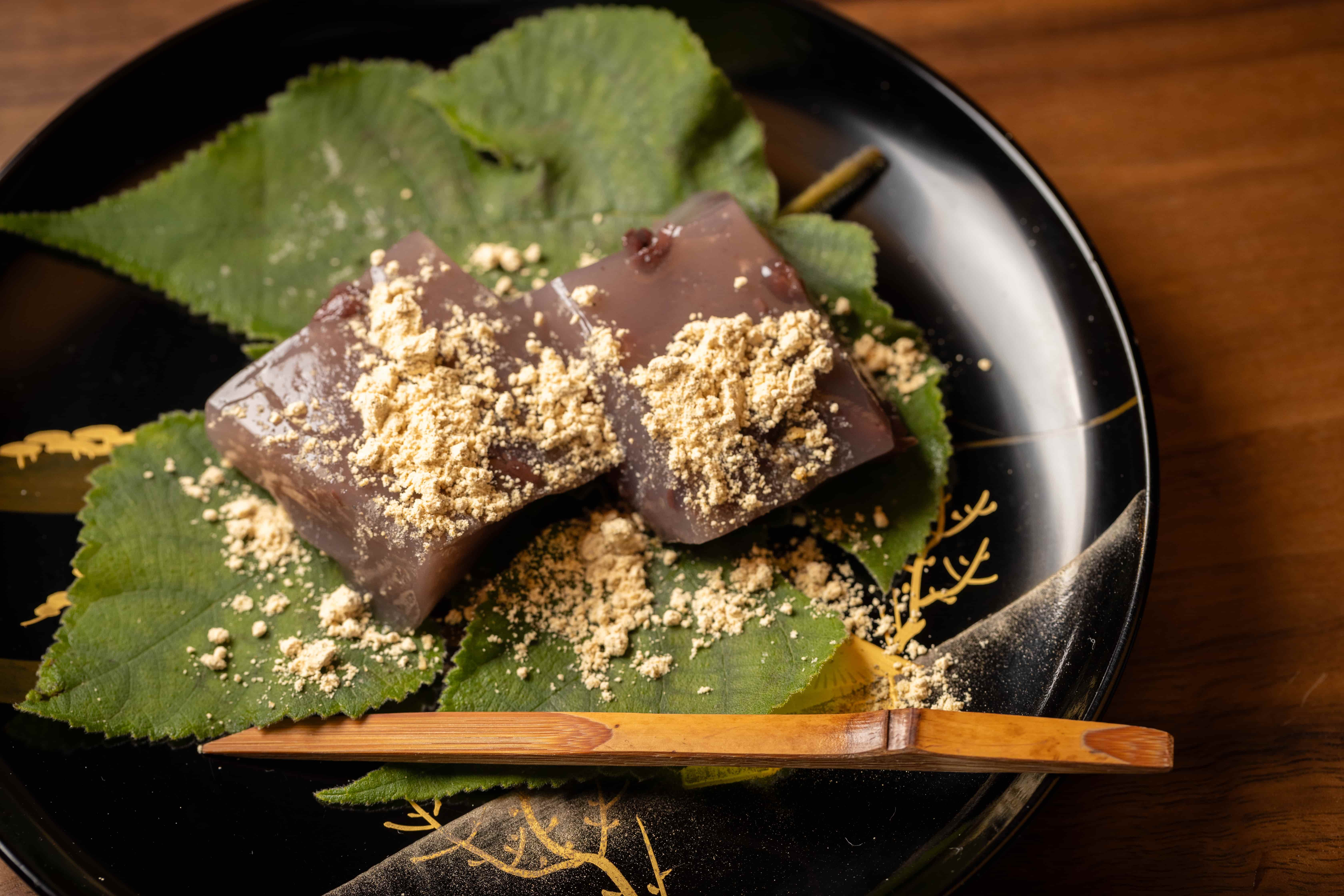 來一份撒上丹波黑豆粉，香氣濃郁彈牙的「紅豆葛餅」，為美好的琥珀無菜單料理劃下句點。
