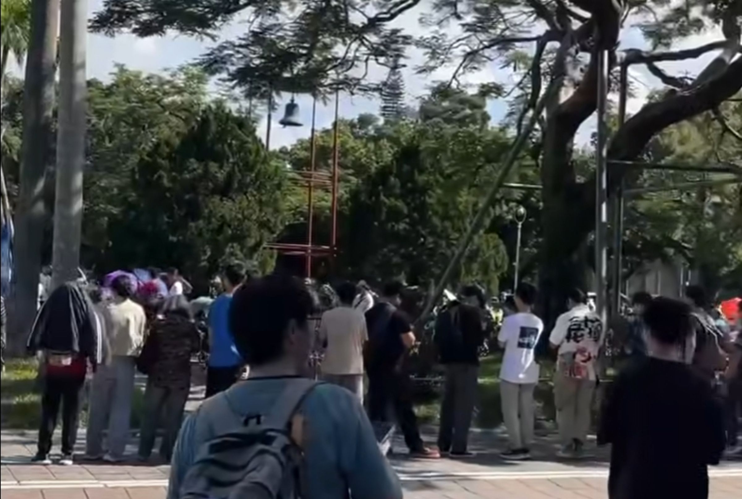有位自稱台大大氣系的網友先前颱風假預測大翻車,結果昨天兌現祭品文時間一到,卻沒有人前來發放雞排,放鳥現場排隊的400人。(翻攝臉書粉專/黑特帝大)