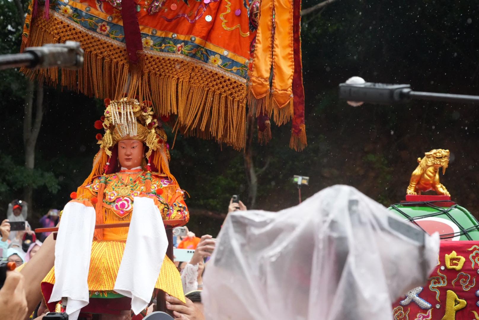 白沙屯媽祖進香，總吸引大批民眾跟著媽祖徒步前行。（翻攝白沙屯拱天宮臉書）