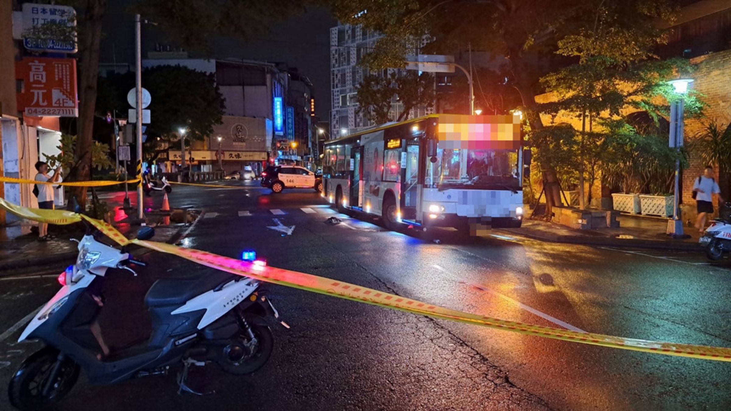 台中昨日發生公車撞上東海大學女大生，造成1死1傷的憾事。（翻攝畫面）