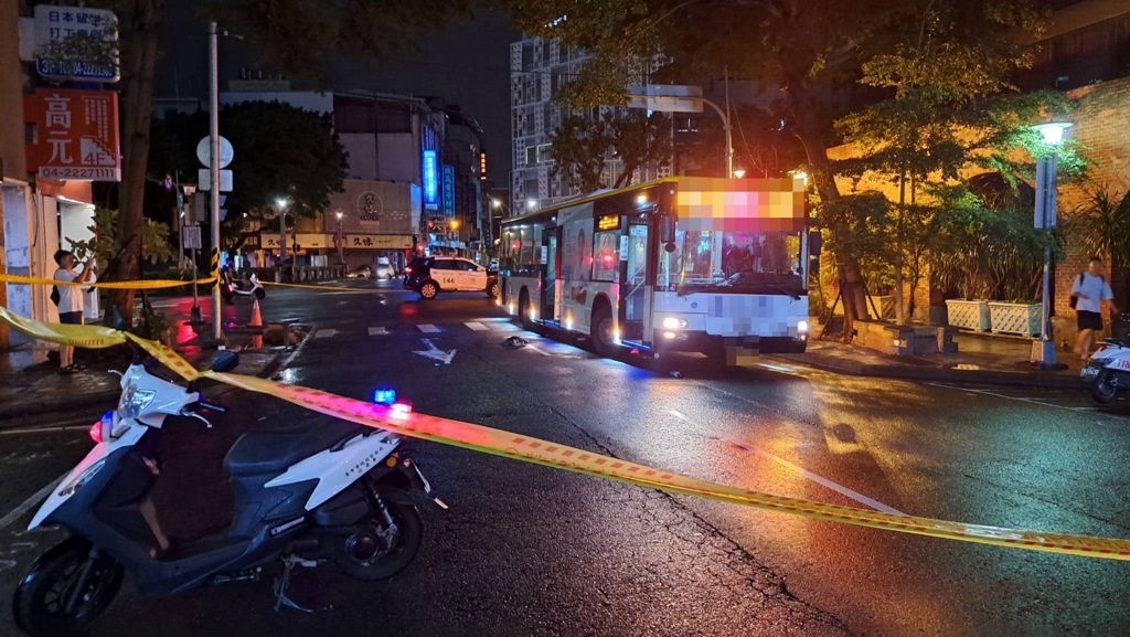 台中市中山路與綠川東街口22日晚間發生奪命車禍，女大生命喪公車車底。（翻攝畫面）