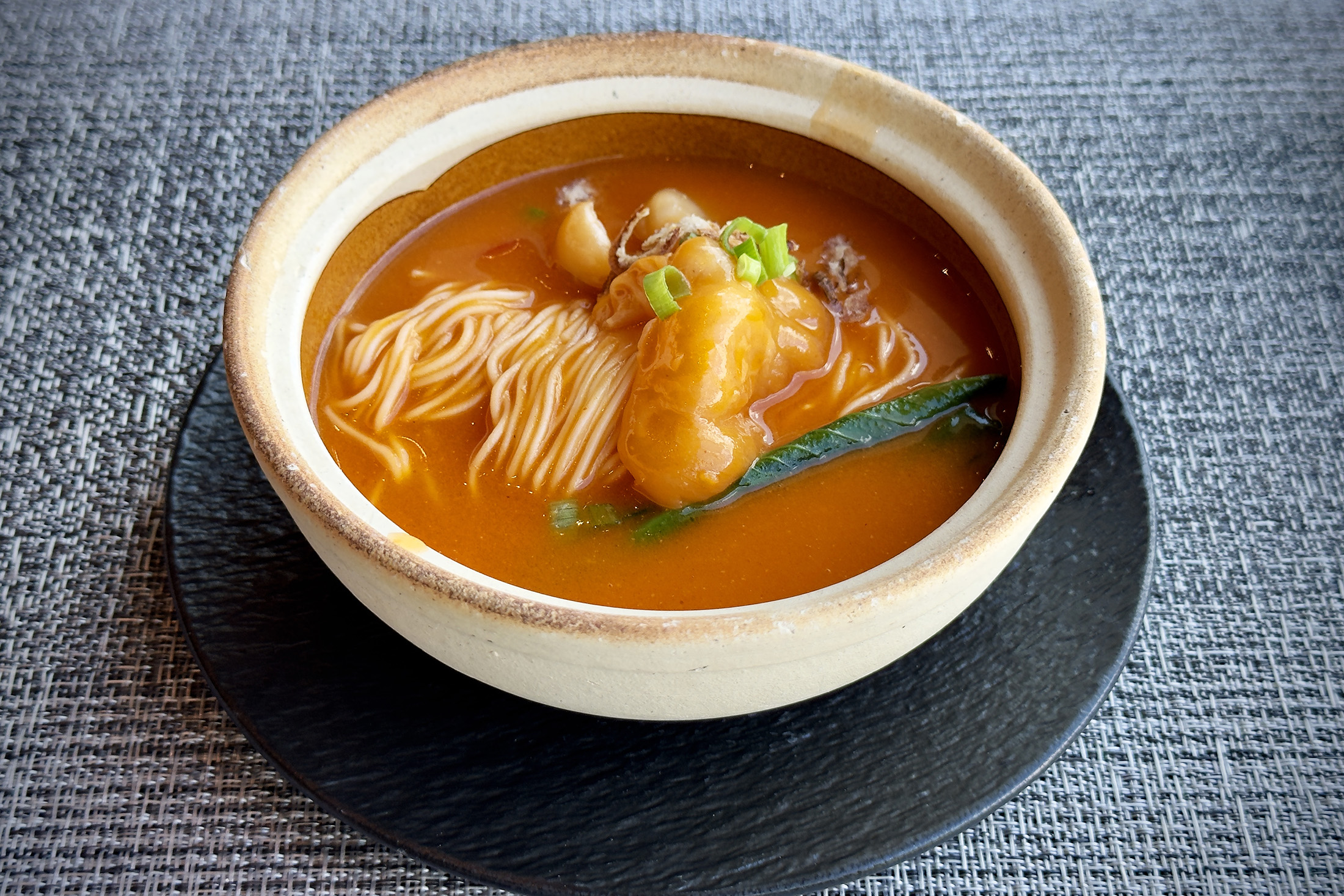「花膠．櫻桃蕃茄．淮山麵」先將鯪魚煎香，加入蕃茄煲滾作湯底，花膠則以魚湯浸至入味，最後配上健康的淮山麵。