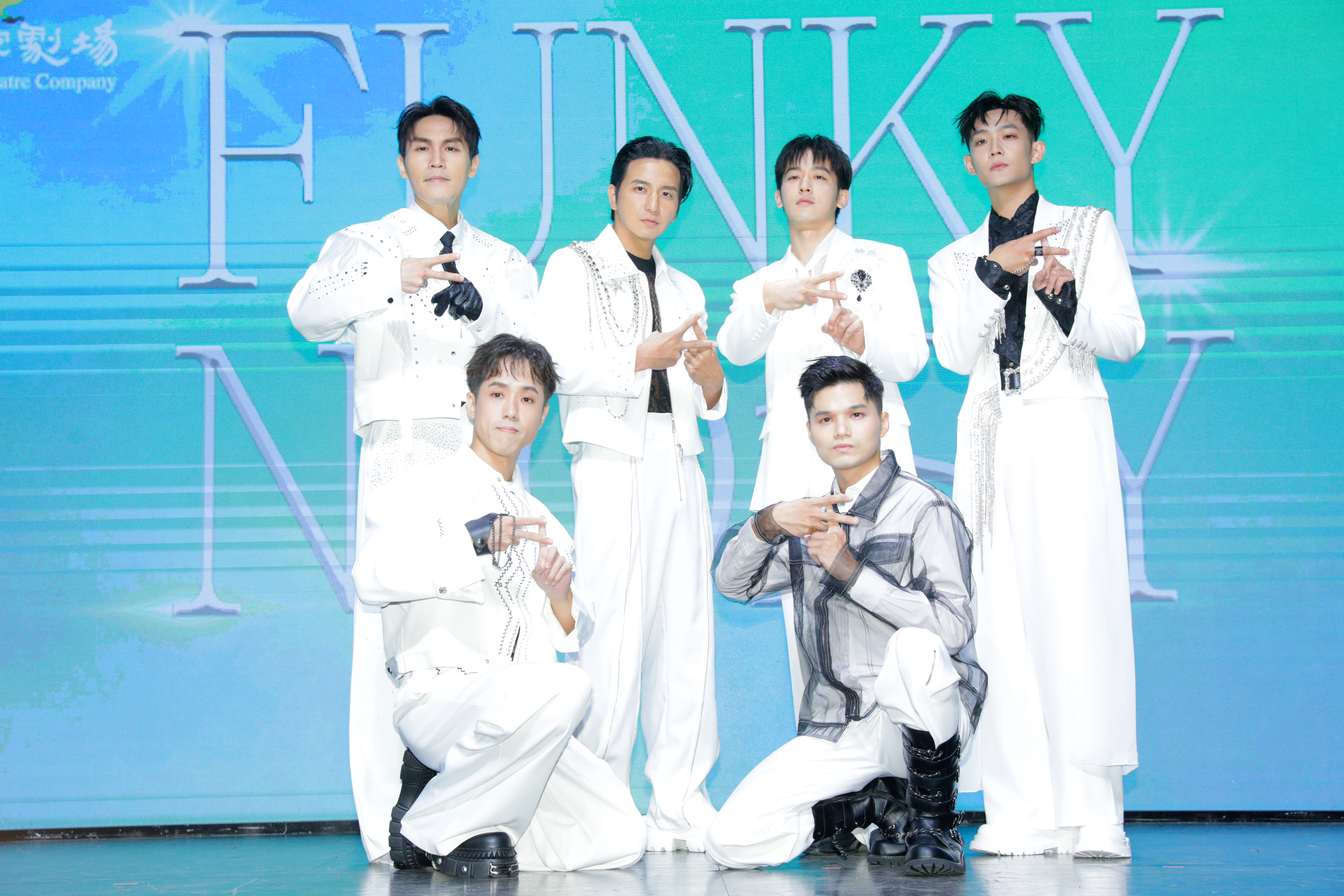 音樂劇《Crash, Boom Boom Love!》預計10月24日在臺北市藝文推廣處城市舞台首演，小樂（後排右二）退出後，原角色將由其他演員接替。