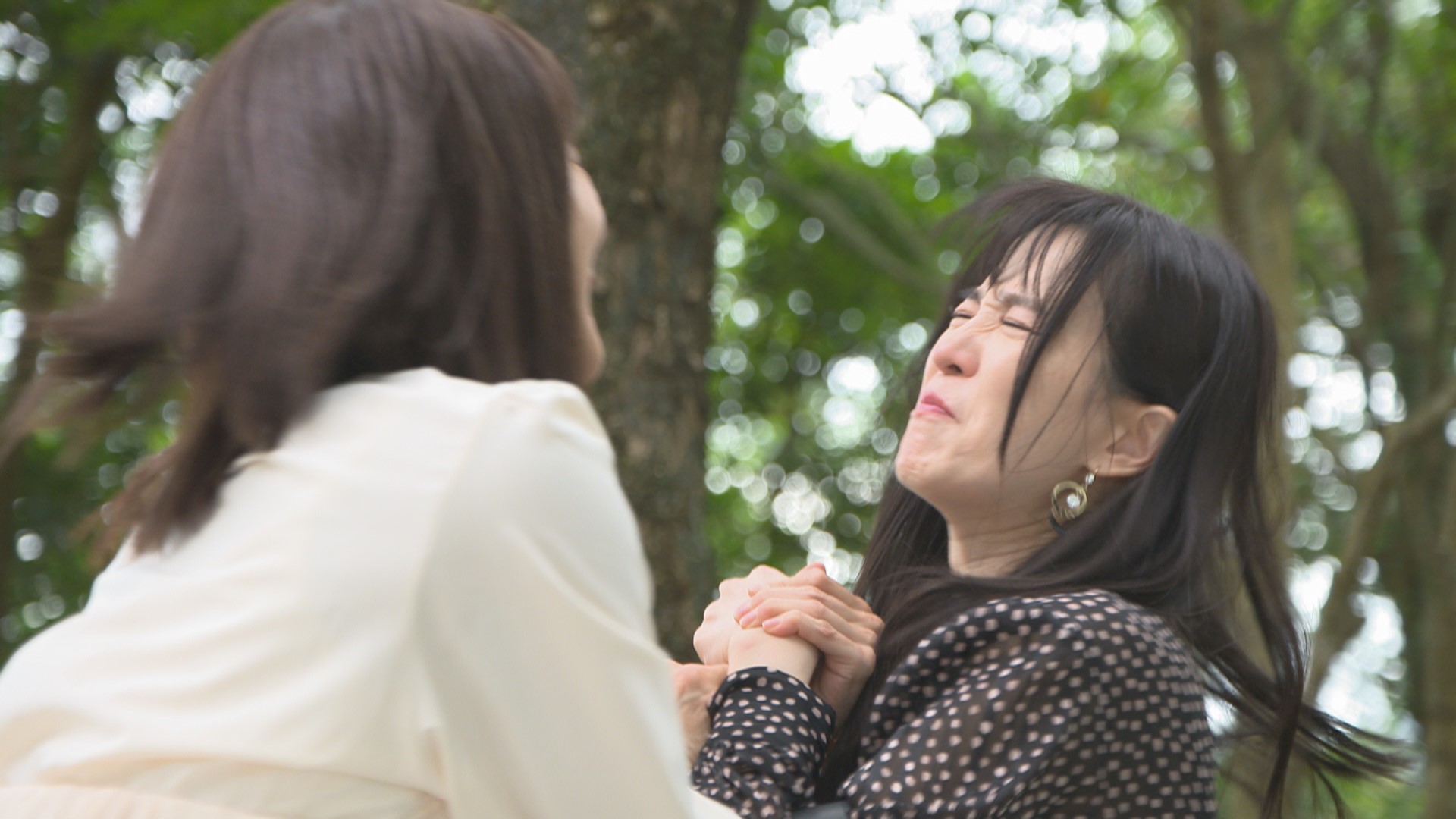 侯怡君（左）在戲裡有不少動作戲碼。（民視提供）