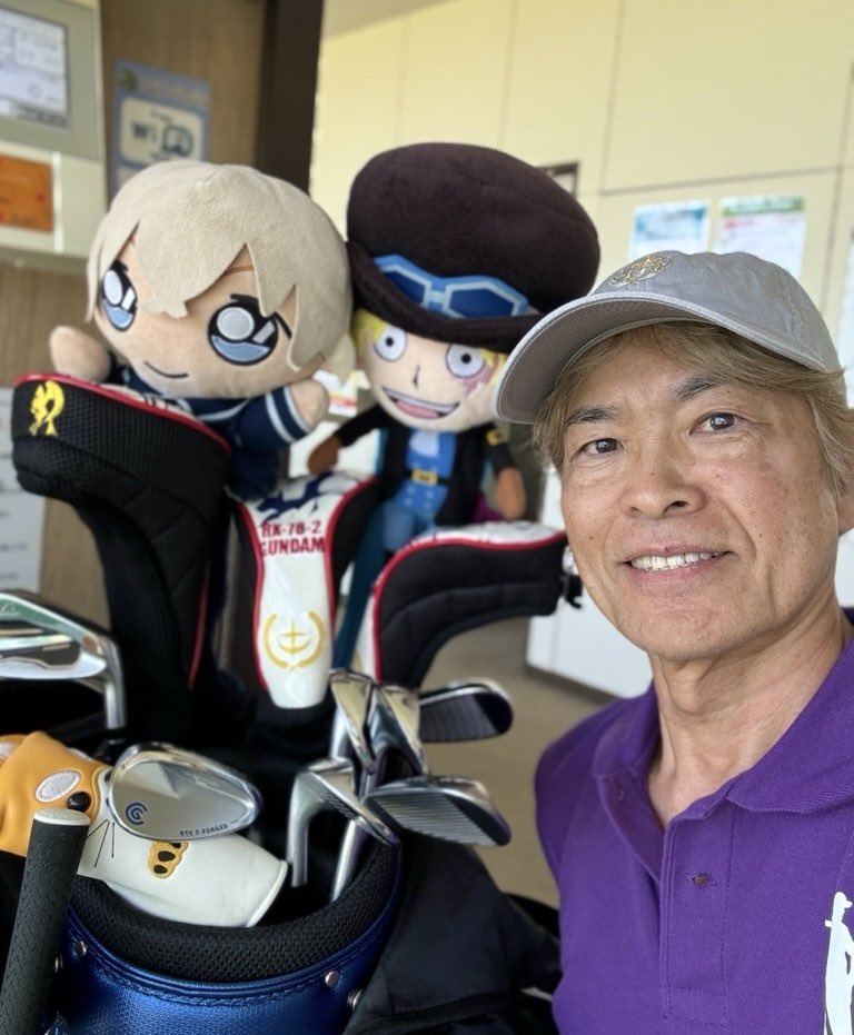 日本聲優古谷徹連打高爾夫球也不忘帶著自己配音過的角色玩偶。(翻攝古谷徹 X)