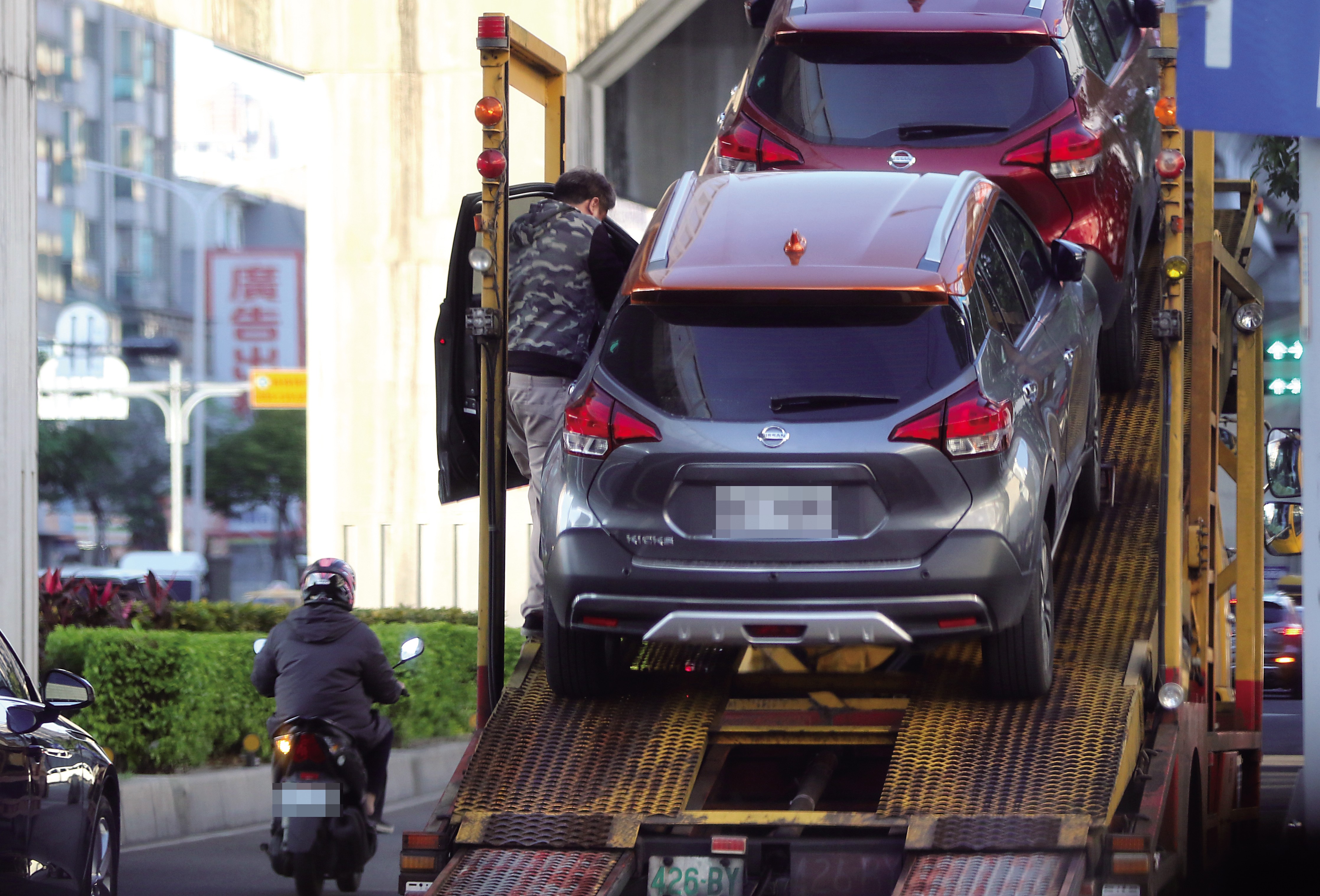 小三的車（後）牽去送修，可以看到已非原本蕭大陸送她的Toyota。