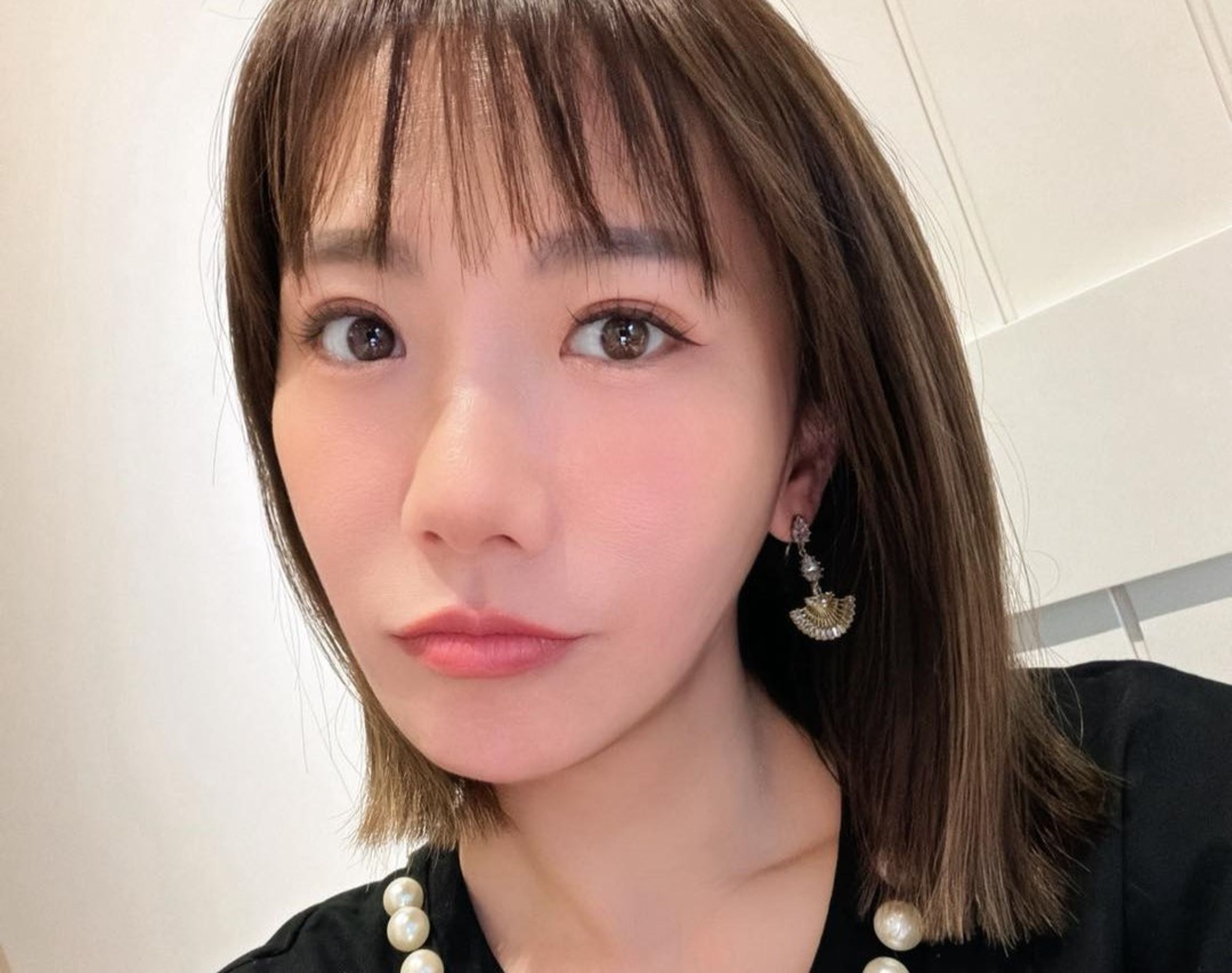 大牙控訴陳建州性騷擾事件後，遭到大量簡體中文留言入侵。（翻攝自大牙IG）