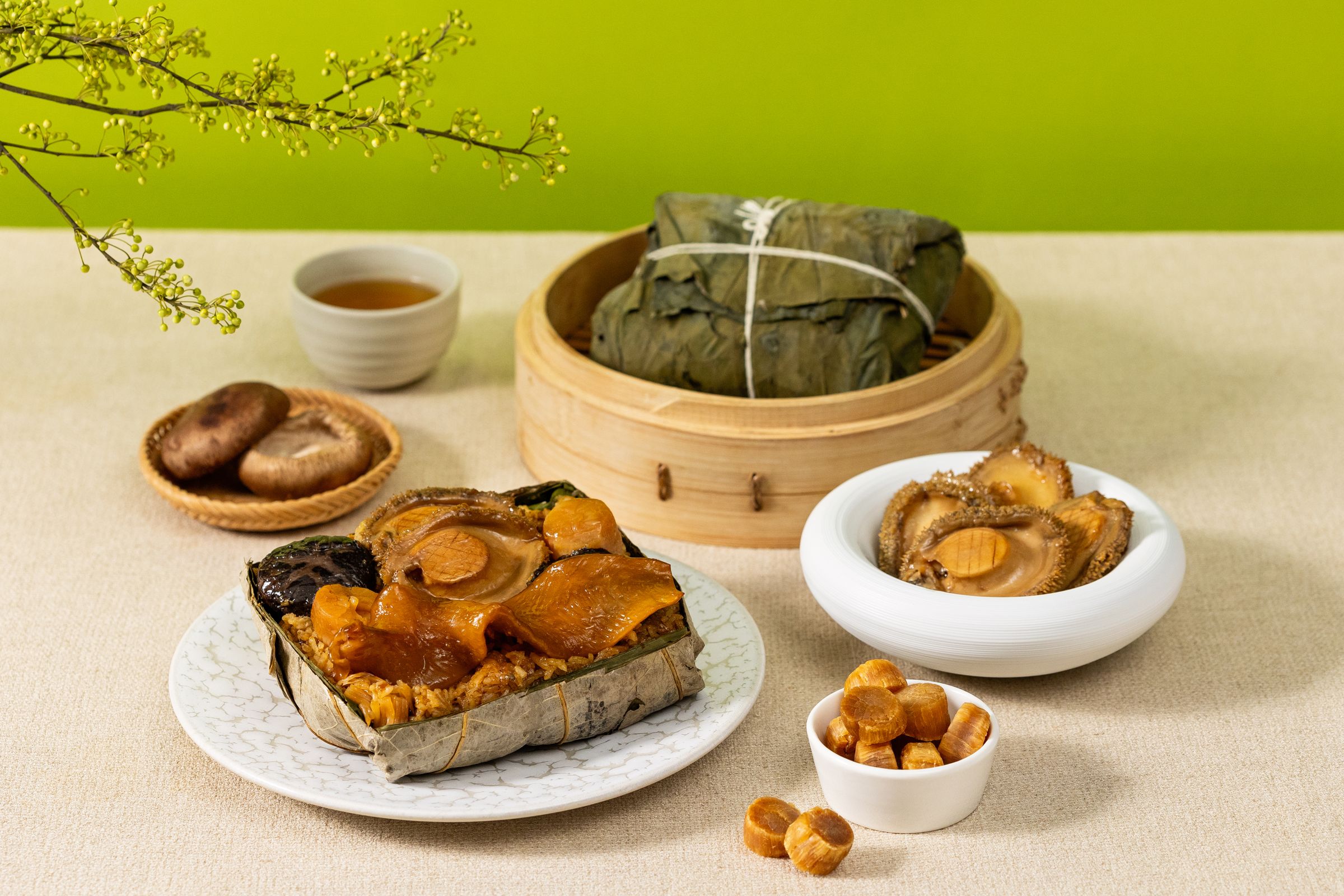國賓頂級鮑魚粽,美味秘訣除精選食材,繁複的處理細節更是關鍵。