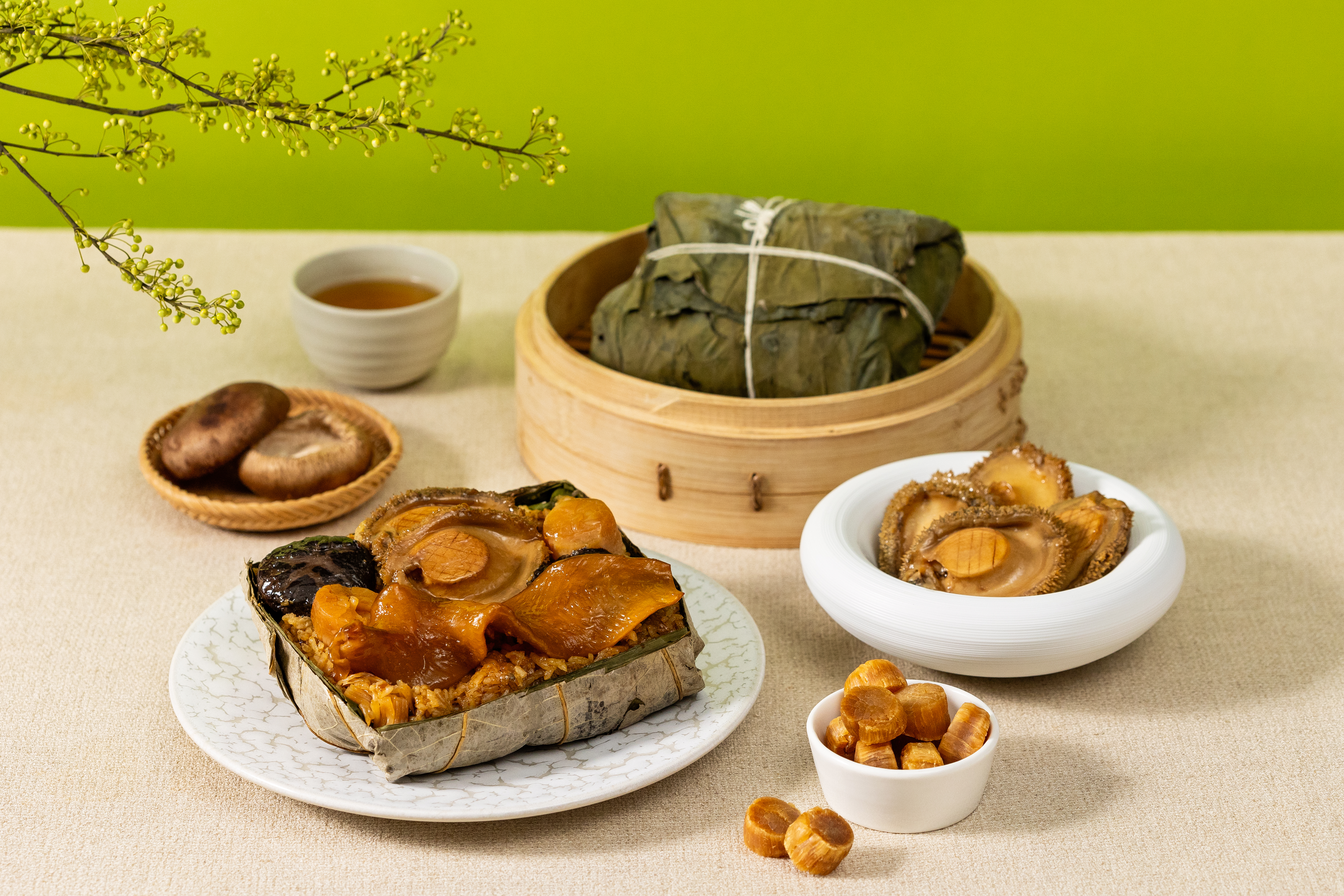 國賓頂級鮑魚粽,美味秘訣除精選食材,繁複的處理細節更是關鍵。