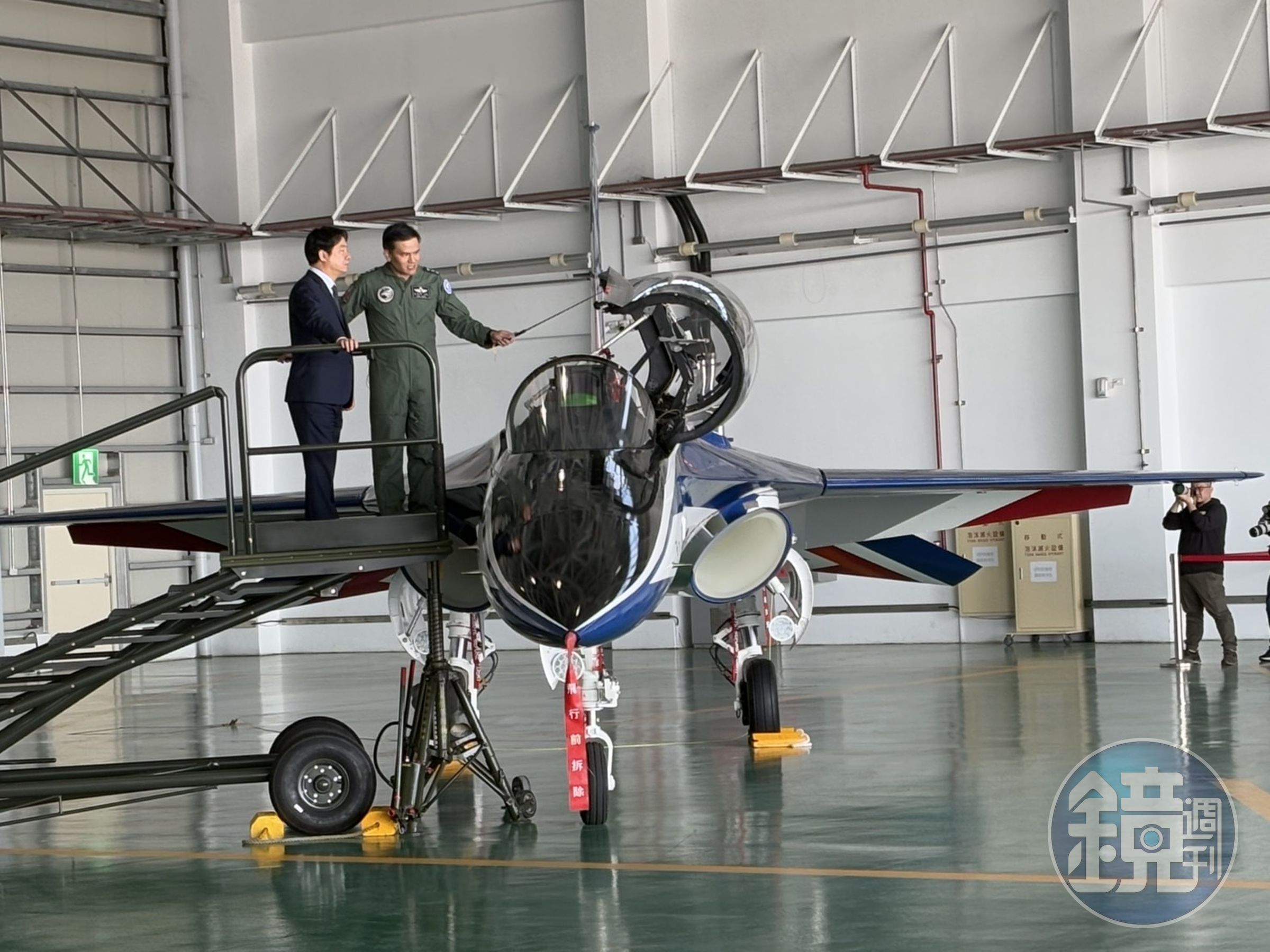 賴清德視察志航基地的勇鷹高教機。