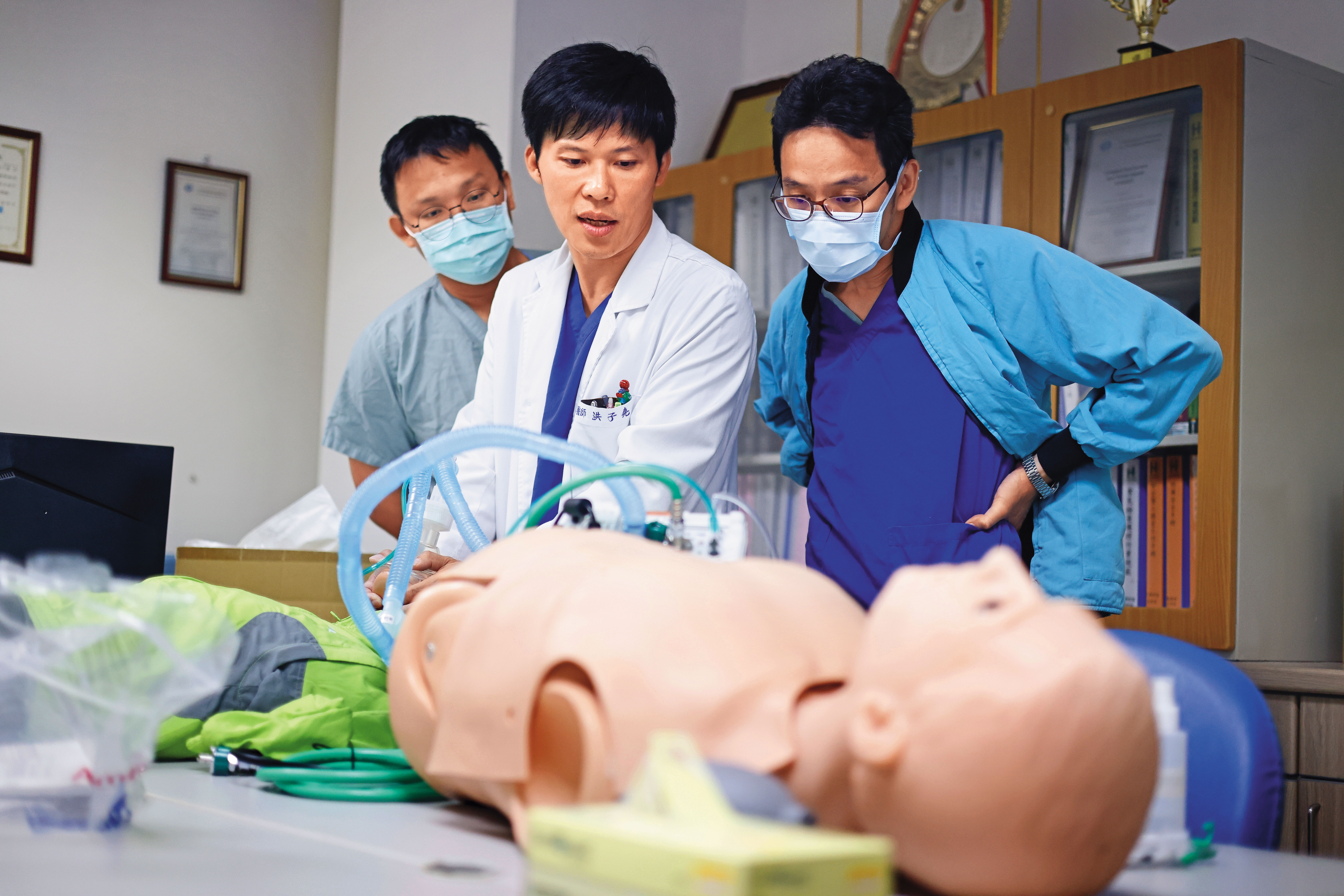 洪子堯（中）說，每位急診科醫師剛開始都很熱血，但日夜輪班、無理投訴、急診室暴力、滿床壅塞…，堆疊出走潮。