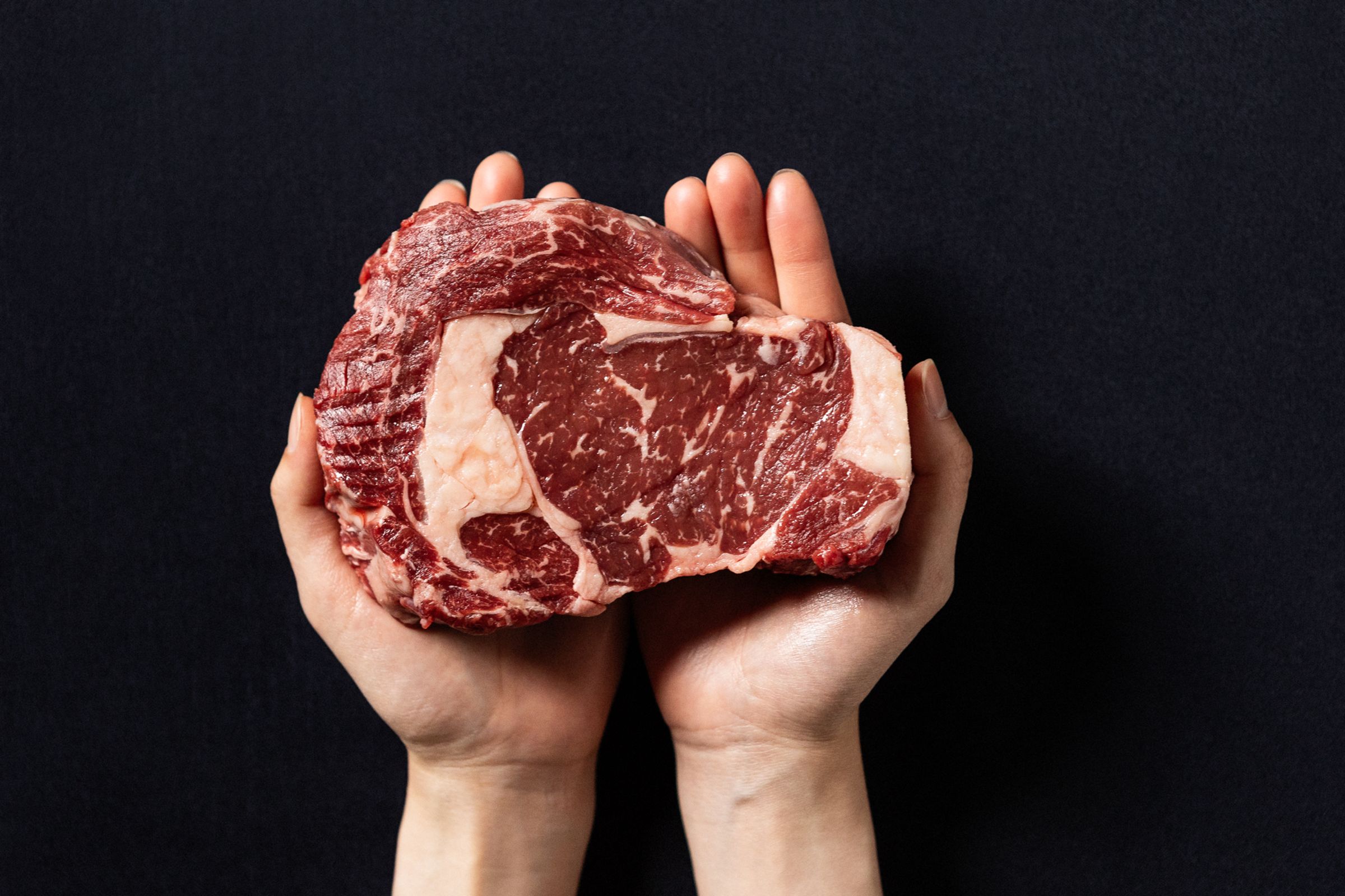 A Cut牛排館台北館獨家首發選用頂級牛肉品牌「44Farms美國德州純種黑安格斯牛」，讓饕客感受原肉美好風味！