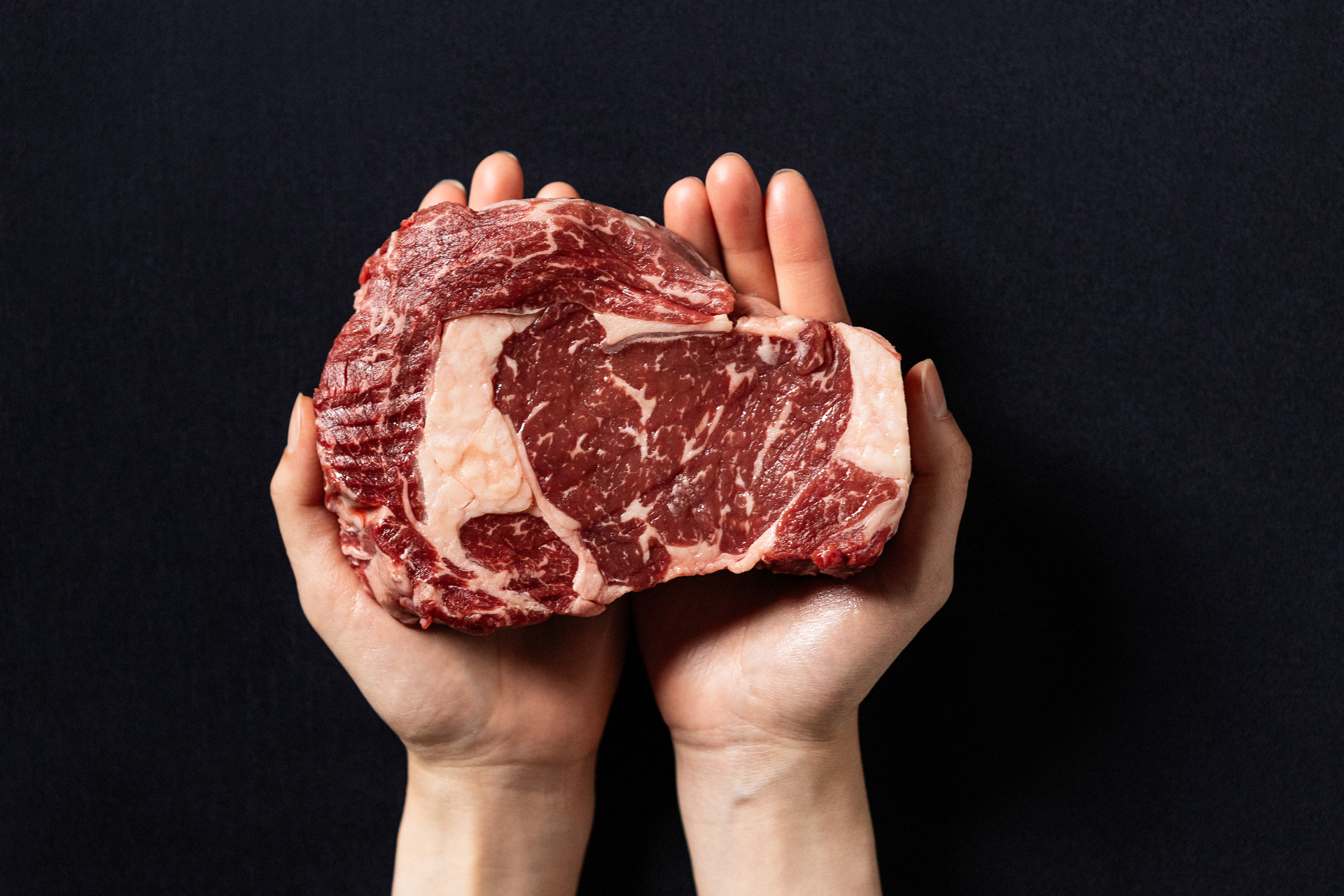 A Cut牛排館台北館獨家首發選用頂級牛肉品牌「44Farms美國德州純種黑安格斯牛」，讓饕客感受原肉美好風味！