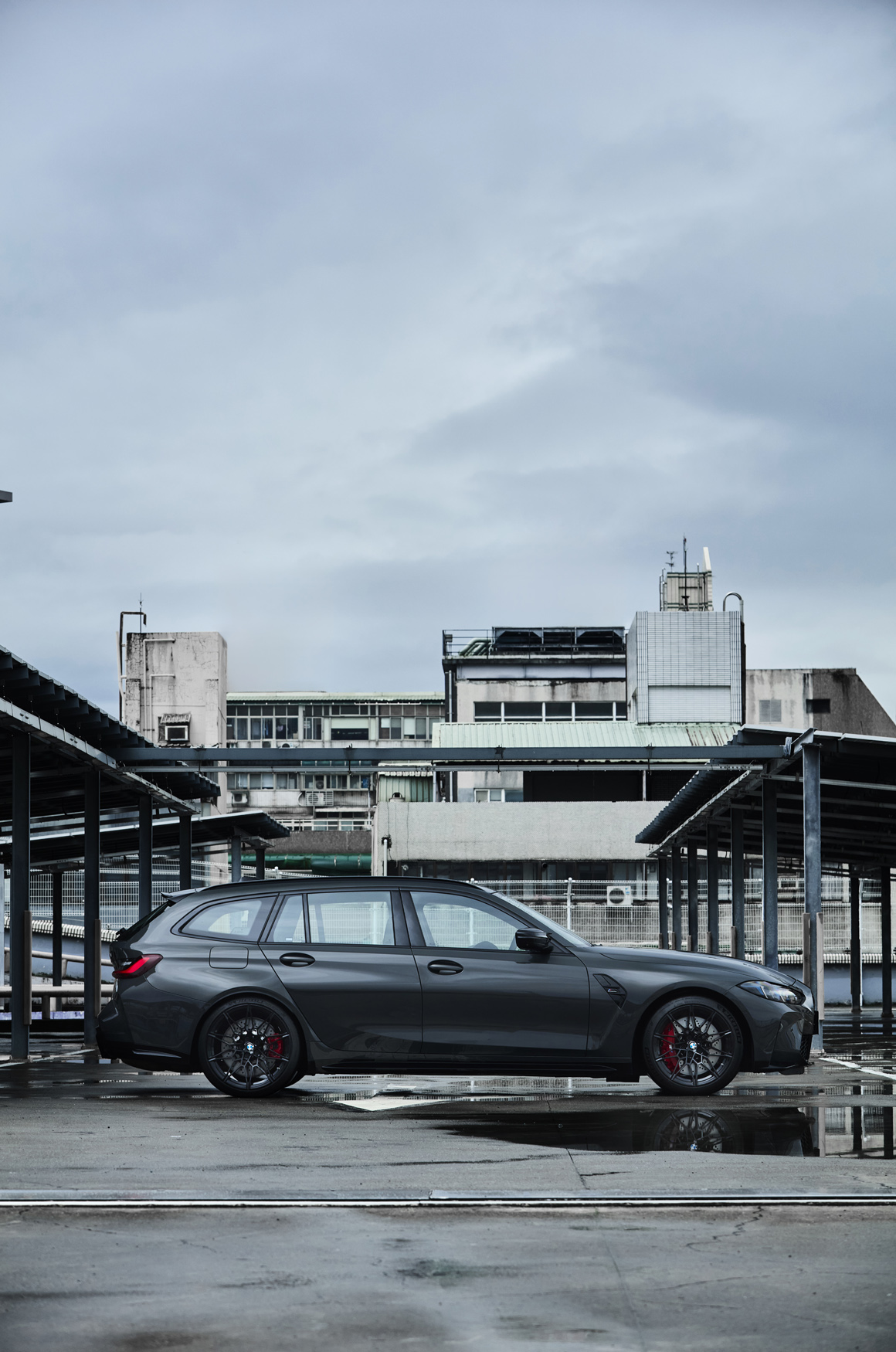 很多人看到Touring兩個字會下意識聯想到家庭、理性與折衷。但BMW M3 Touring 不一樣,她不是一台「好爸爸車加點辣」,她本質上還是M3,甚至更硬、更飽滿。