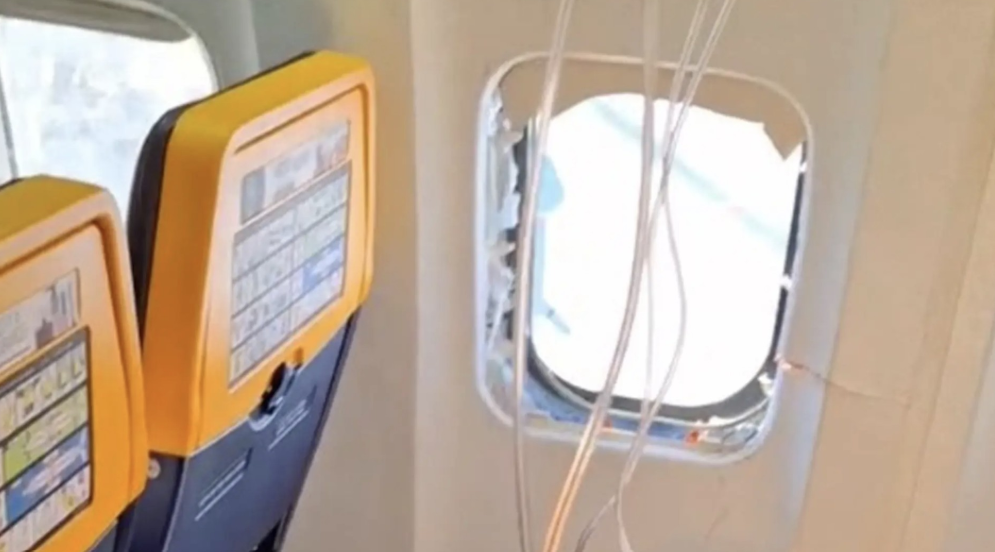 瑞安航空一架波音737-800客機10日發生機窗脫落的事故。（翻攝X@RThessaloniki）
