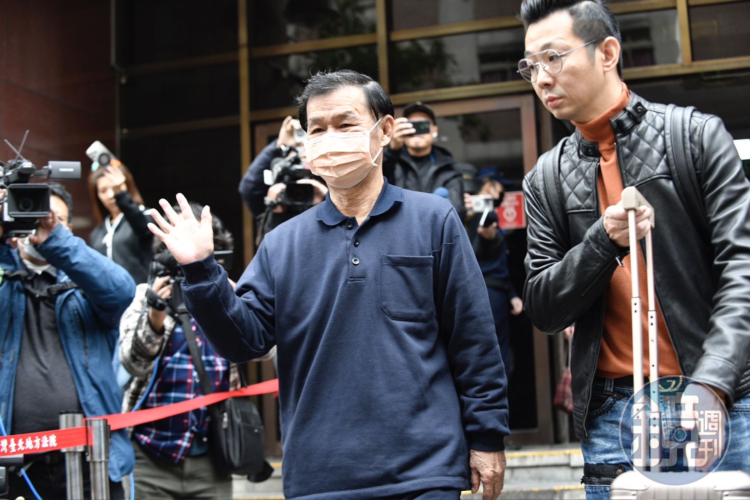 彭振聲在律師及家屬協同下繳交500萬元保釋金,離開時對媒體揮手。