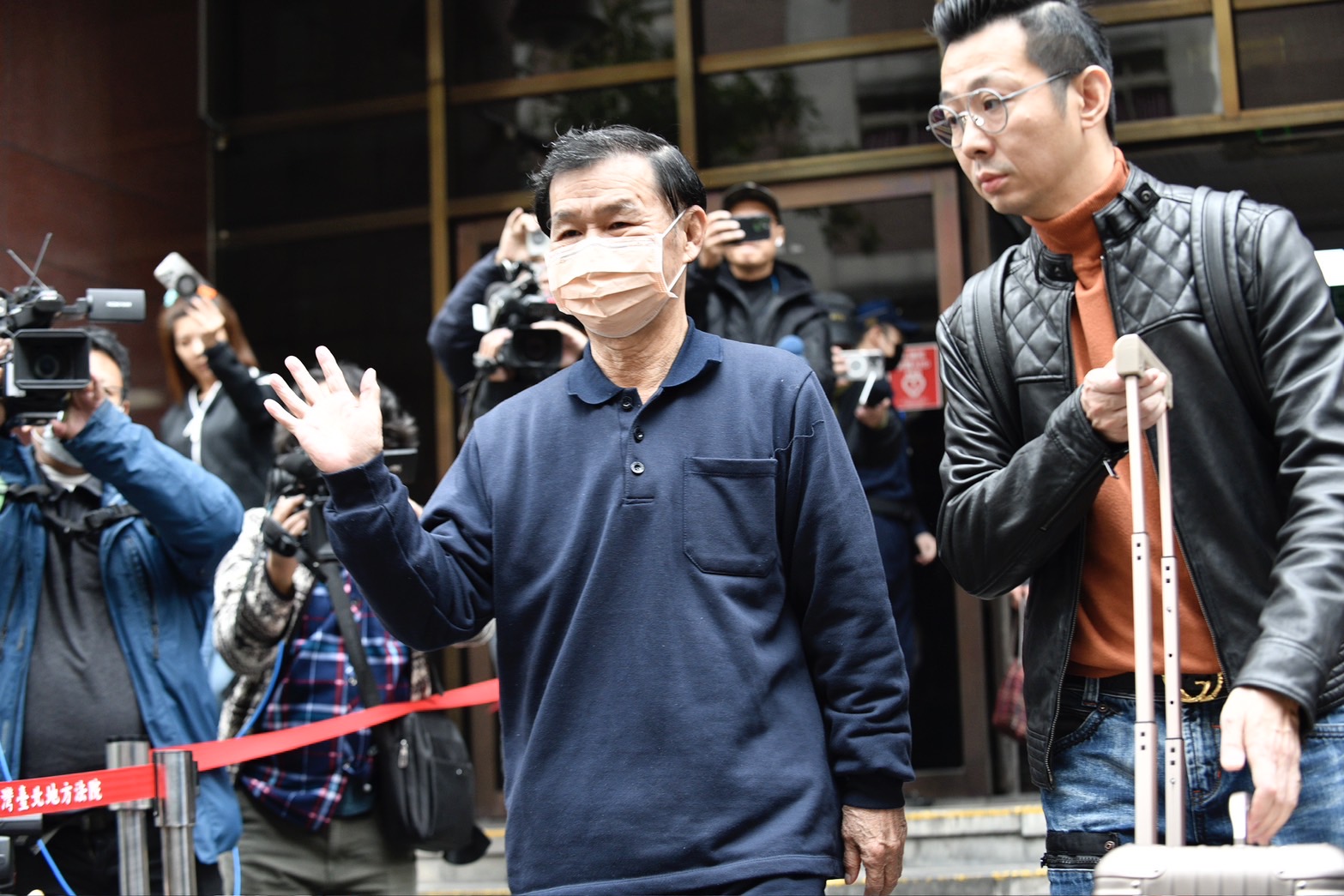 彭振聲在律師及家屬協同下繳交500萬元保釋金，離開時對媒體揮手。