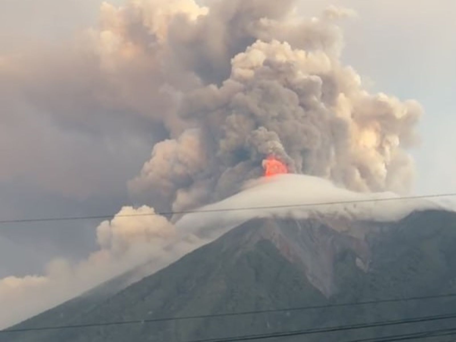 瓜地馬拉火山噴發!已進入「關鍵爆發階段」 急發紅色警戒撤離1700人