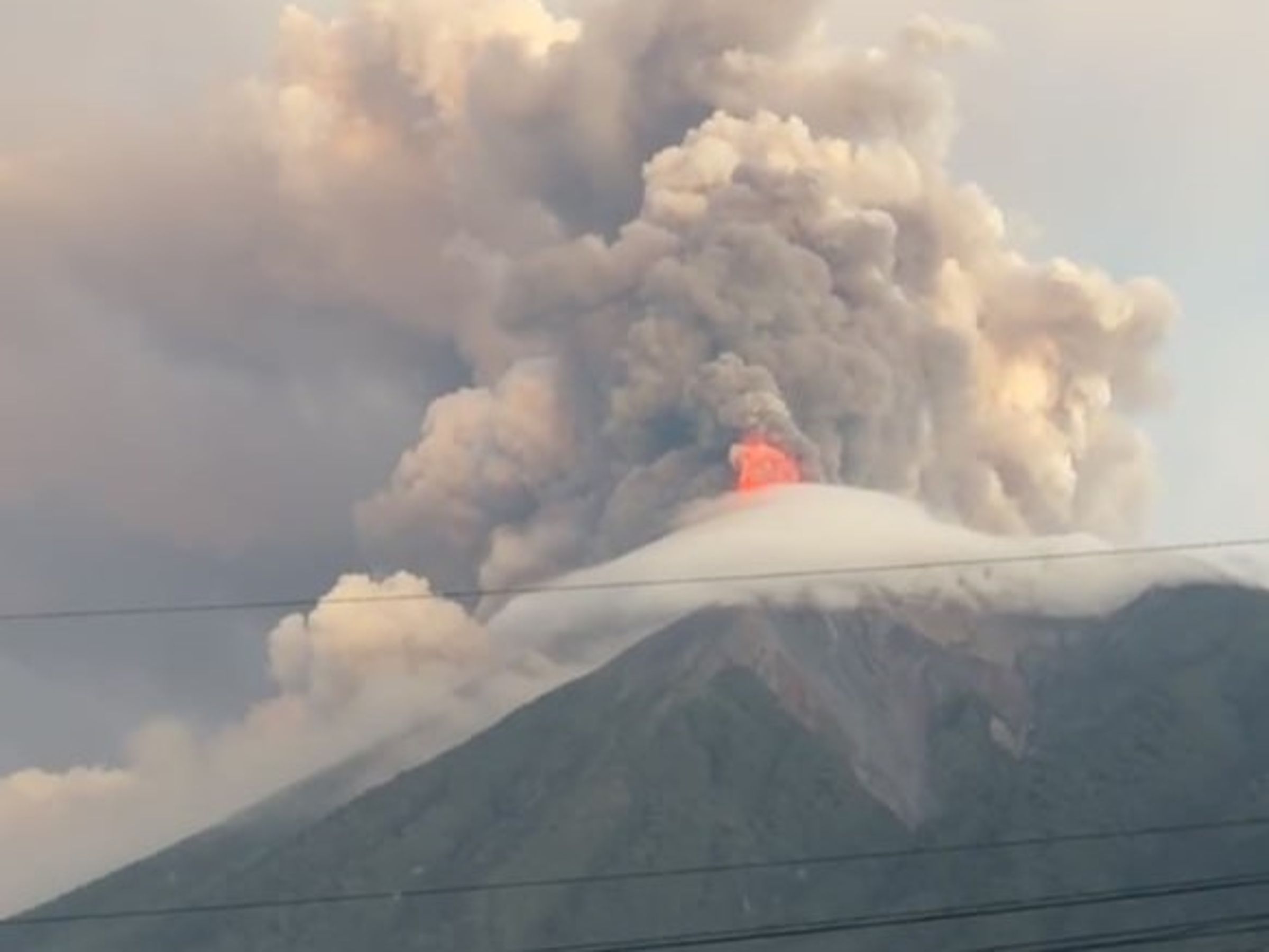 瓜地馬拉「火峰」火山近日劇烈噴發,當局已發布最高等級紅色警戒。(翻攝自X@RadarAustral_)