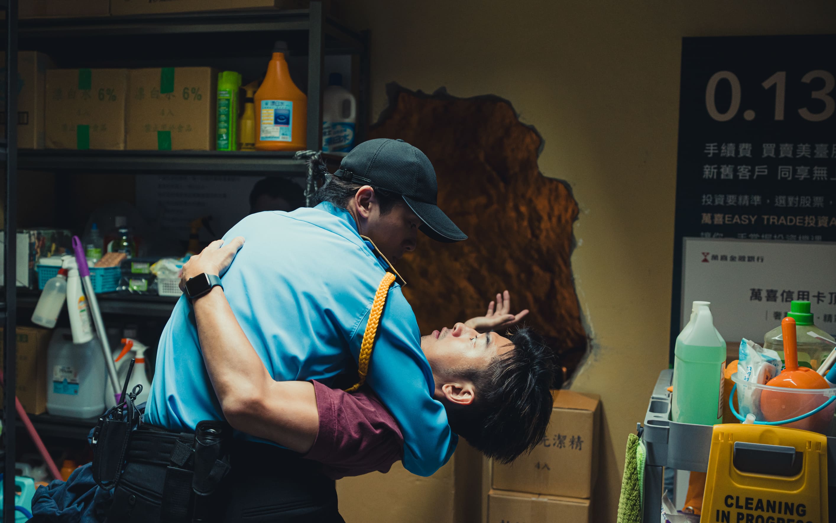 當陳柏霖重心不穩，林哲熹立刻跳出來一把抱出對方深情相望，上演搞笑老哏。（甲上）