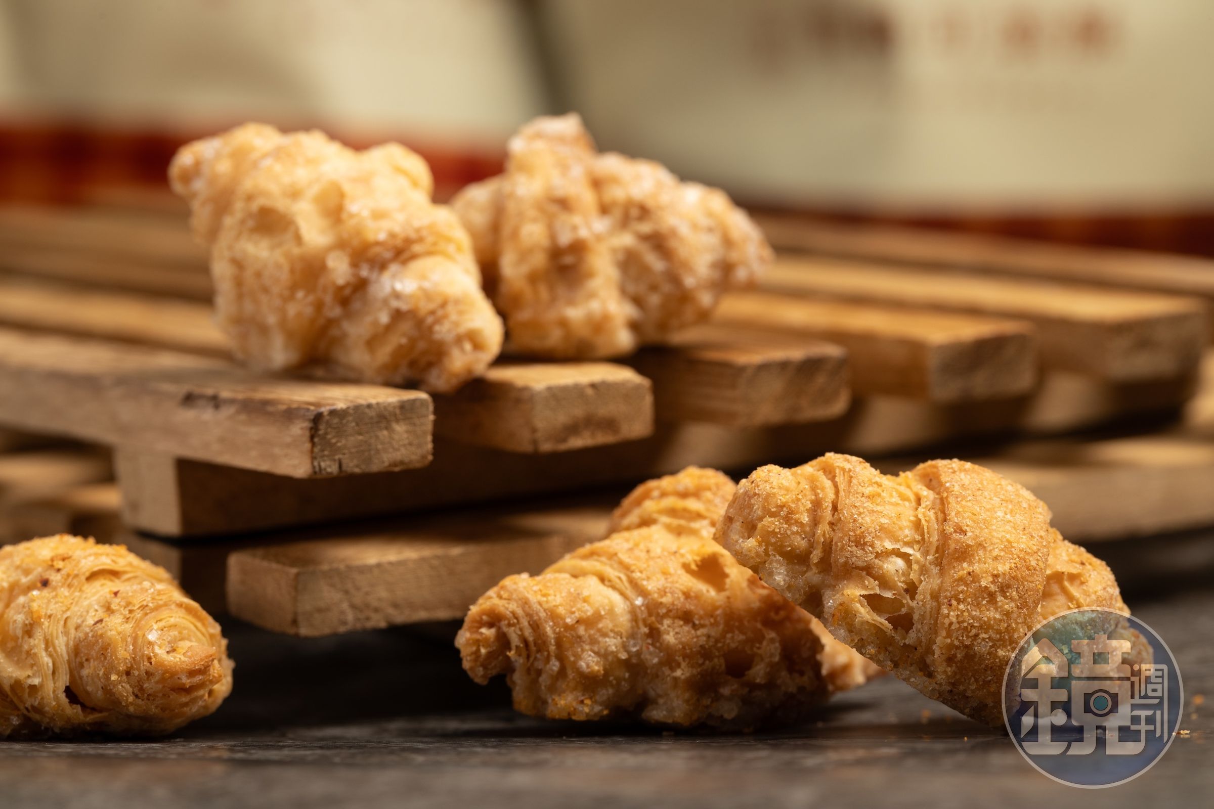 「可頌酥」有「椒鹽」（前）與「雪糖」（後）口味，以多層次酥皮堆疊輕盈口感，是適合午後搭配茶飲的日常小點。（皆270元／包）