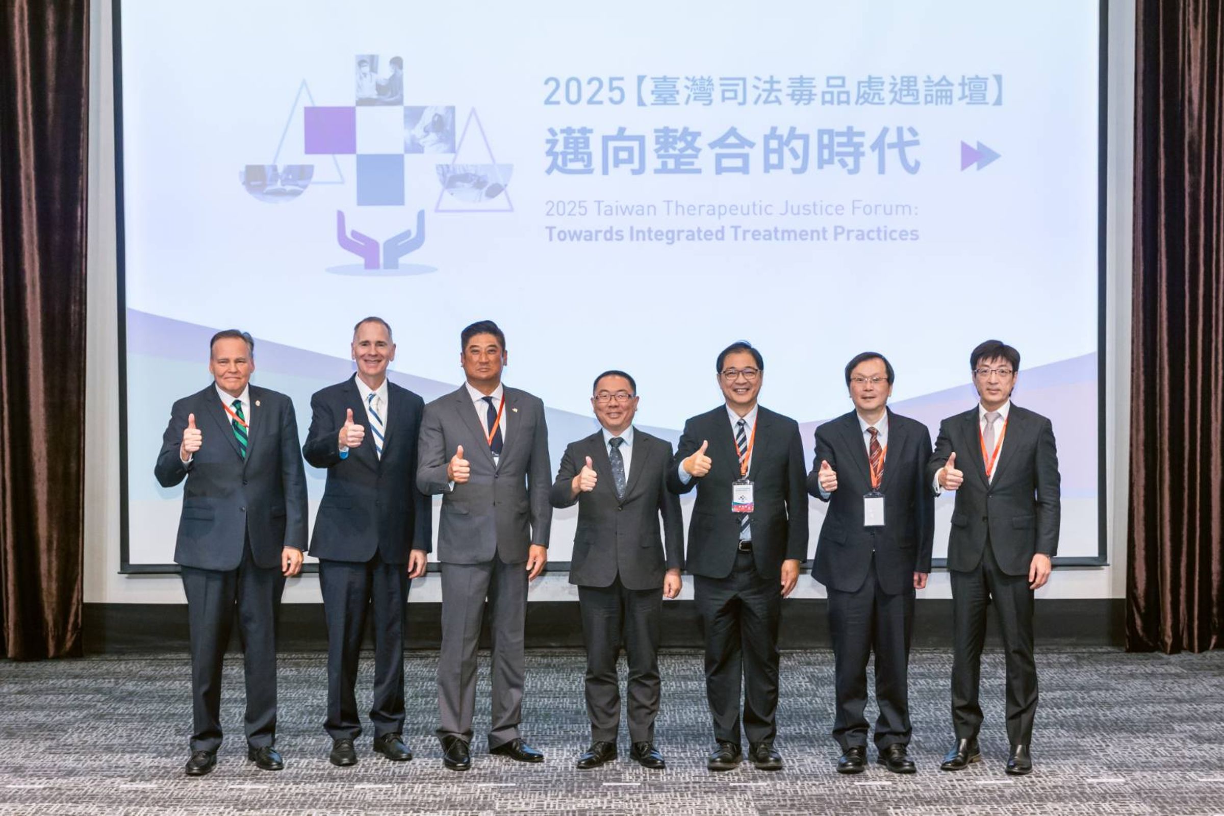 為促進國際合作反毒,台美聯合舉辦2025《臺灣司法毒品處遇國際論壇》,包括行政院林明昕政委、法務部鄭銘謙部長、衛生福利部莊人祥次長、高檢署張斗輝檢察長及中國信託反毒教育基金董事長辜仲諒皆親自出席,美國毒品法庭專業人士協會執行長卡森·福克斯(Carson Fox)也率領營運長及高層主管來台參加。(《臺灣司法毒品處遇國際論壇》提供)