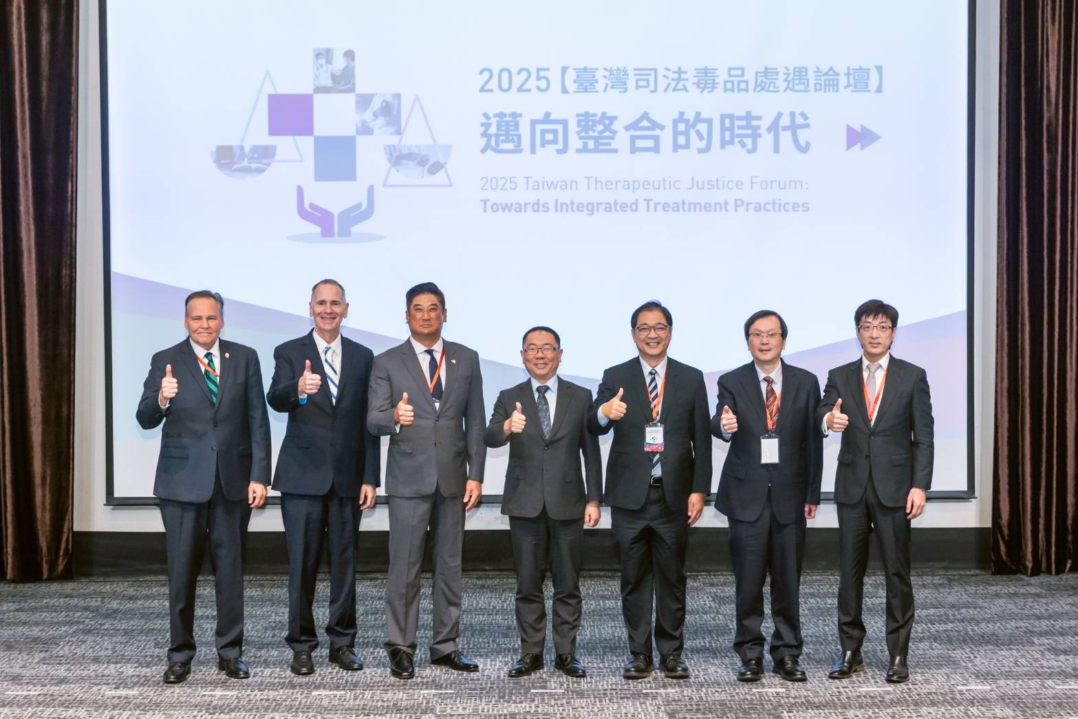 為促進國際合作反毒，台美聯合舉辦2025《臺灣司法毒品處遇國際論壇》，包括行政院林明昕政委、法務部鄭銘謙部長、衛生福利部莊人祥次長、高檢署張斗輝檢察長及中國信託反毒教育基金董事長辜仲諒皆親自出席，美國毒品法庭專業人士協會執行長卡森·福克斯（Carson Fox）也率領營運長及高層主管來台參加。（《臺灣司法毒品處遇國際論壇》提供）