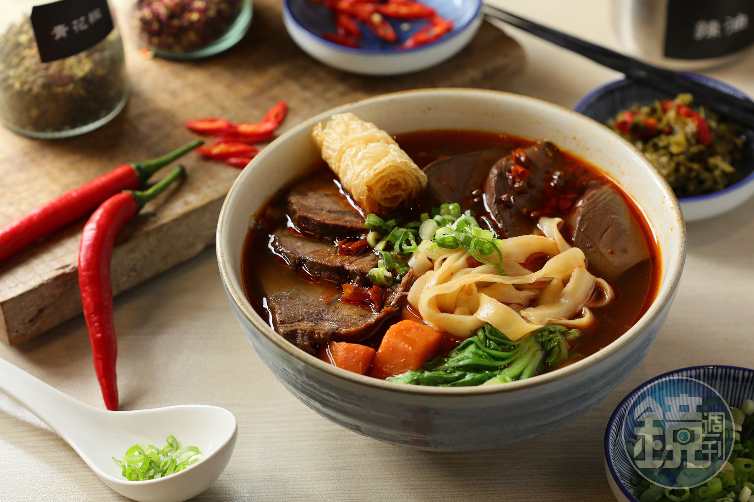 「竣師父牛肉麵」的「麻辣鴨血牛肉麵（寬麵）」以自家炒製的麻辣鍋底熬煮麻辣鴨血，搭配紅燒牛肉麵，讓人越吃越上癮。（265元／碗）