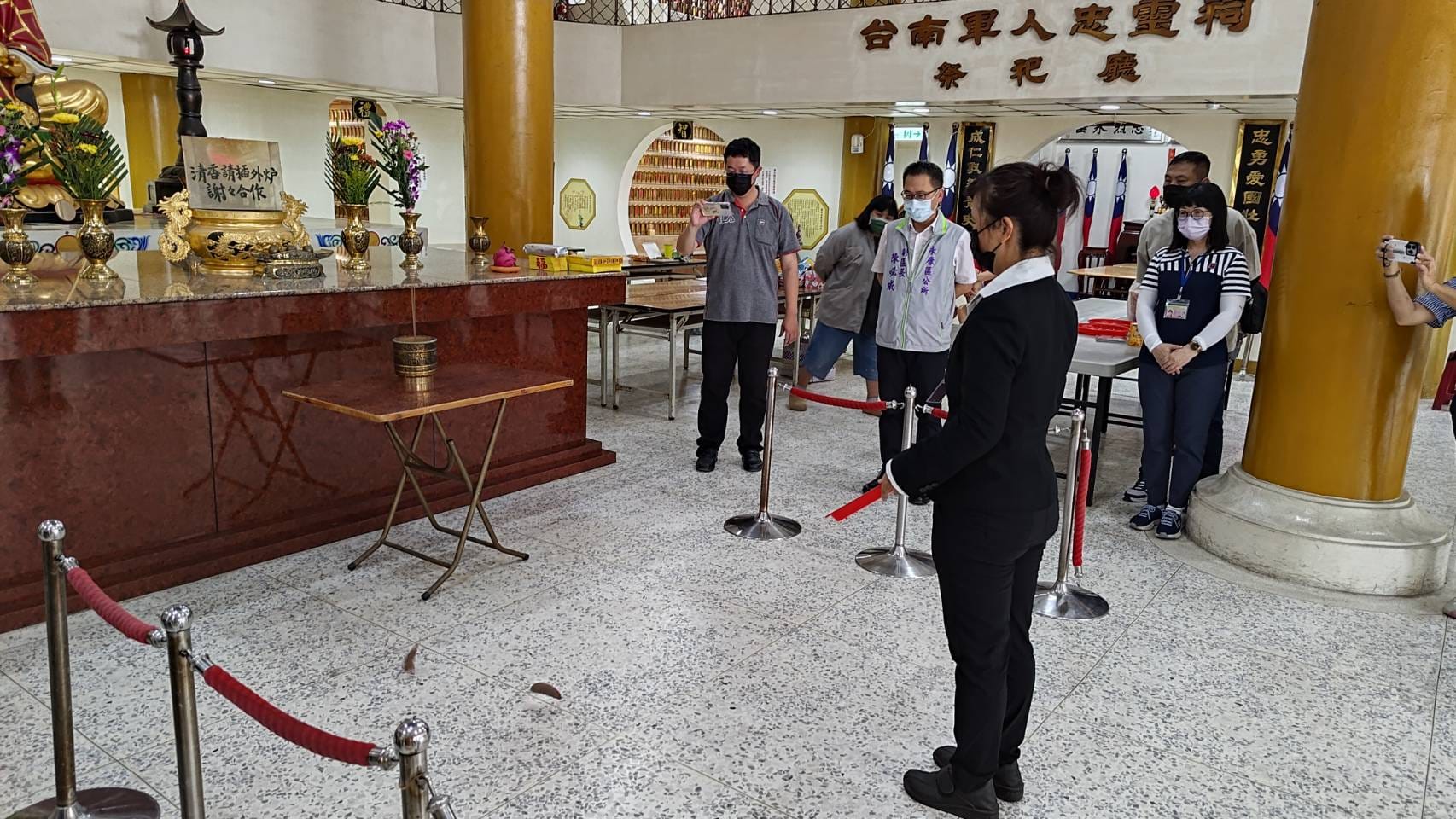 台南市永康區公所舉辦墓納骨塔約僱人員招募考試，祈福「擲筊」也成了考試項目。（翻攝自李皇興臉書）