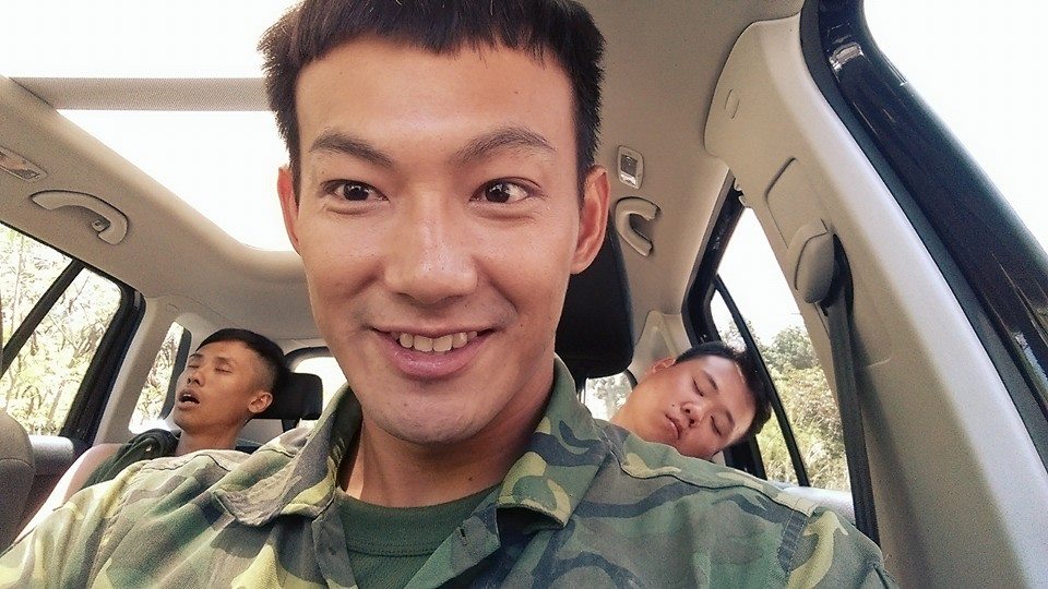 威廉曾在臉書po出身穿軍服照,寫下「追偶像團體沒學到什麼東西,我就只知道不要輕易睡著,不然起來會有驚喜喔~」。(翻攝廖威廉臉書)