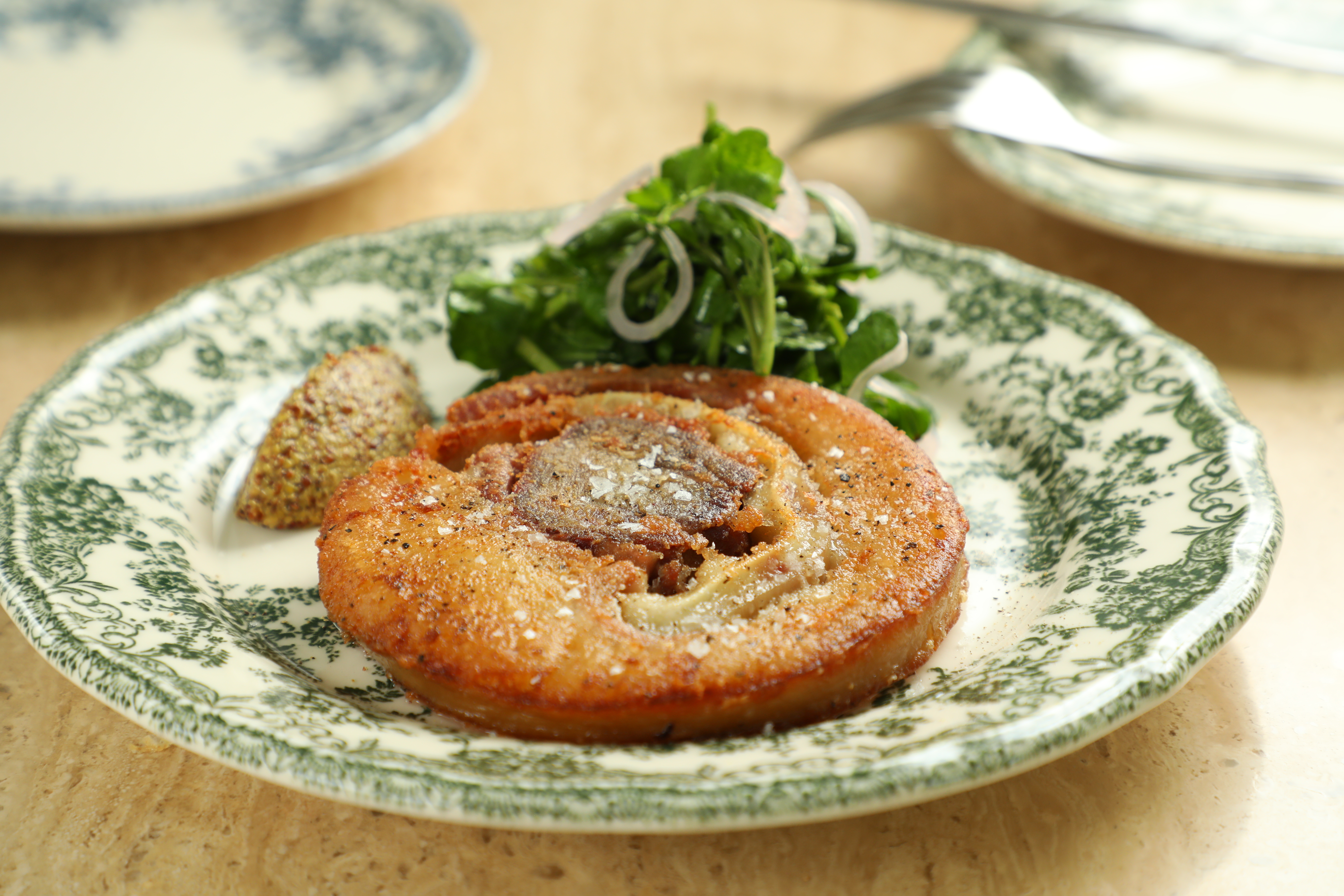 主打法國菜式的「Bonami法式小館」吃得到許多功夫菜，像是工序繁瑣的「豬頭肉卷」就是每日限量供應。