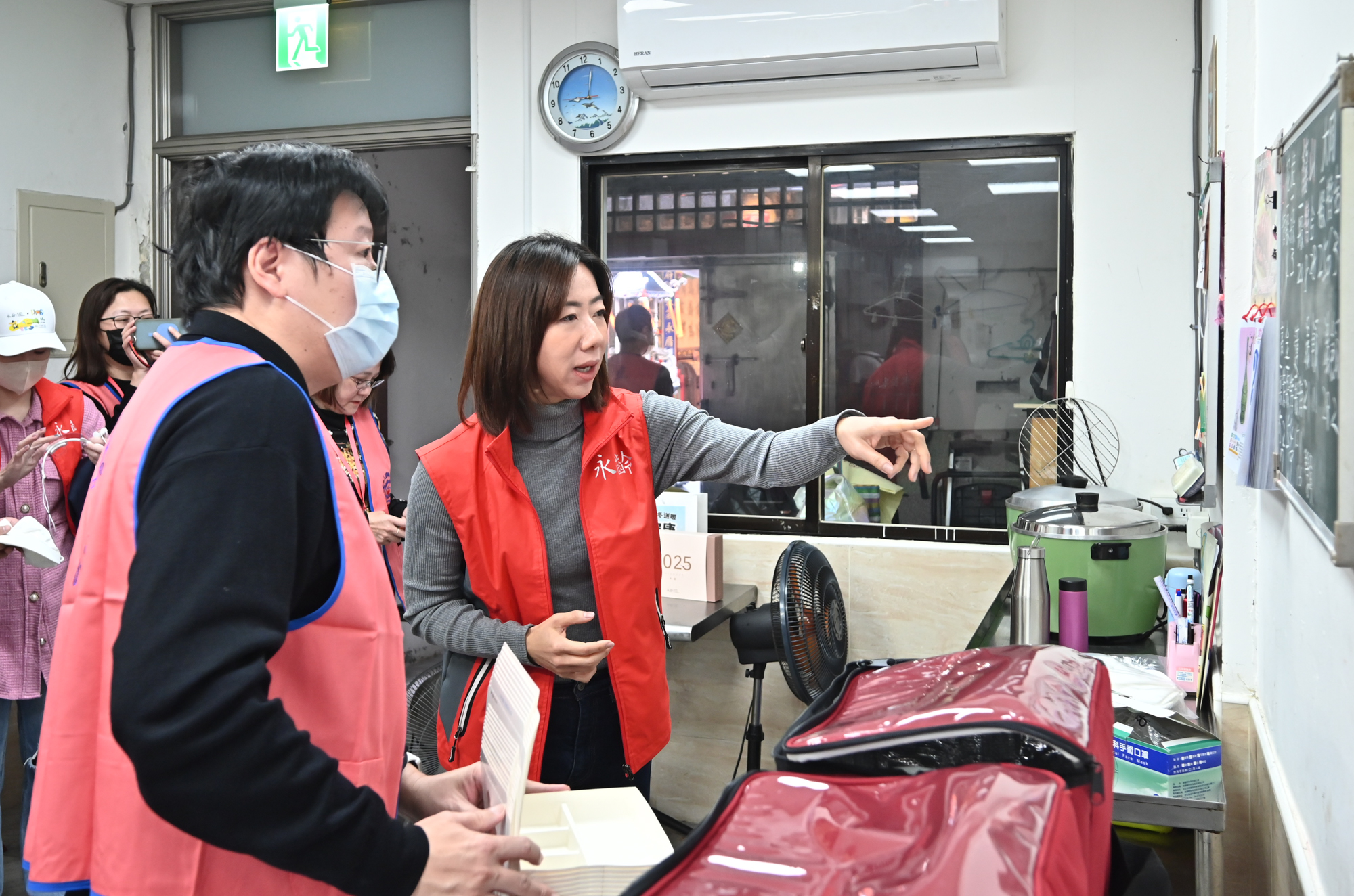郭曉玲親自送營養午餐給獨居老人。（翻攝永齡基金會臉書）