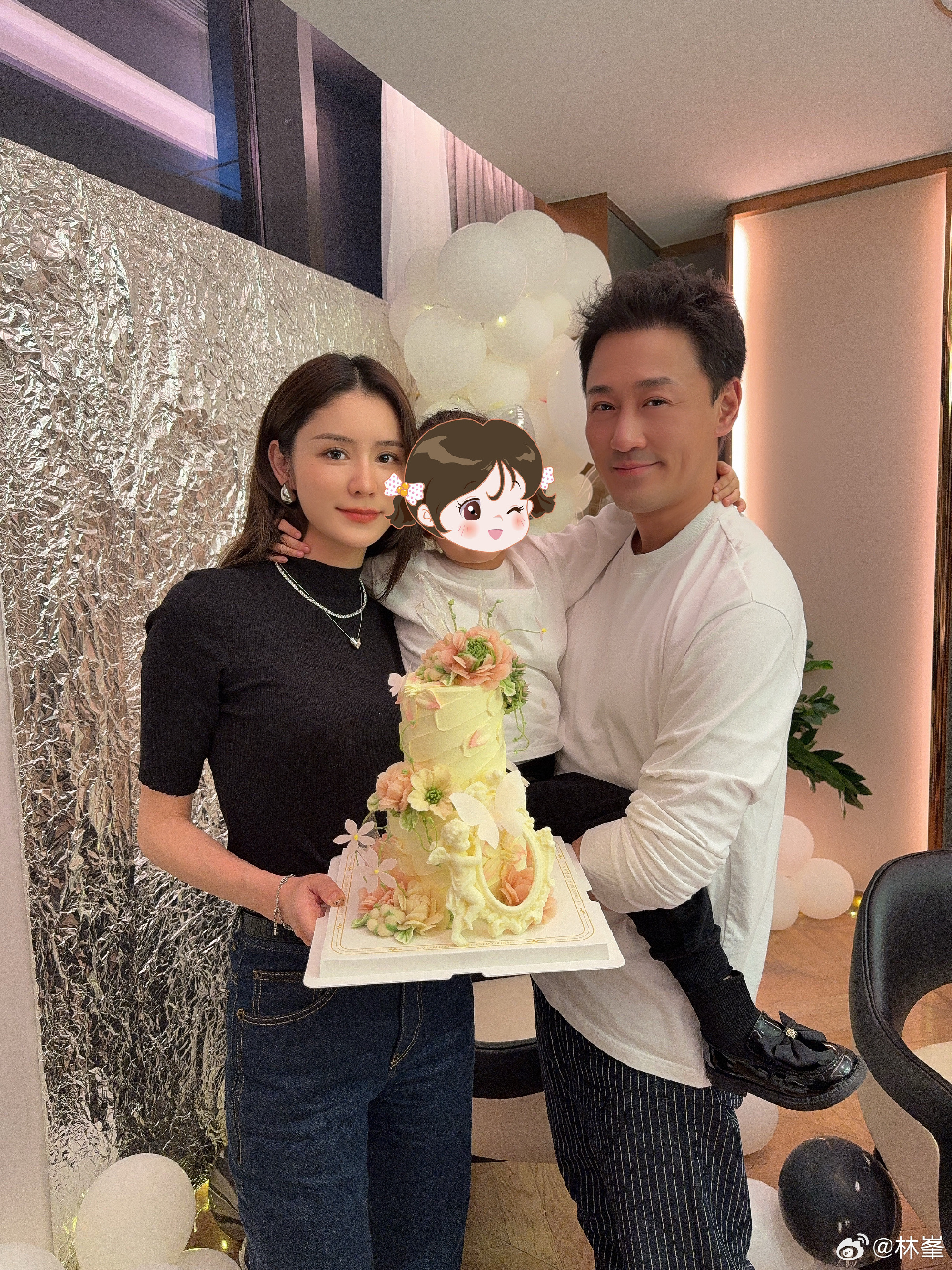 現年46歲的林峯早年緋聞多不勝數,2019年與大陸女模張馨月結婚,隔年生下一女,一家三口幸福美滿。(林峯微博)